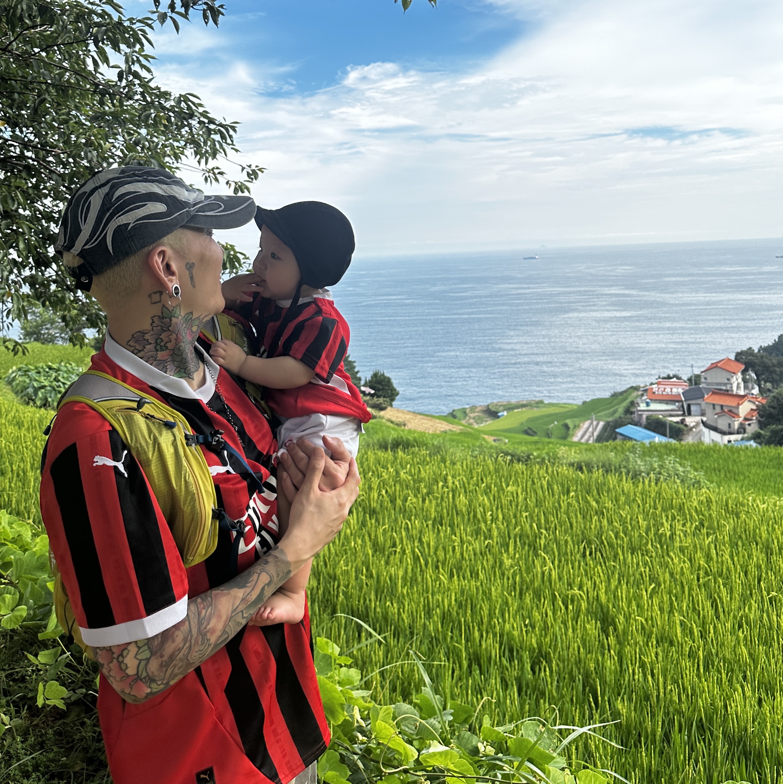 Puma AC Milan 2024/25 Home Jersey Red Black (Non Marking Ver.), Thug Club Chopper Cap Black 착용 스타일