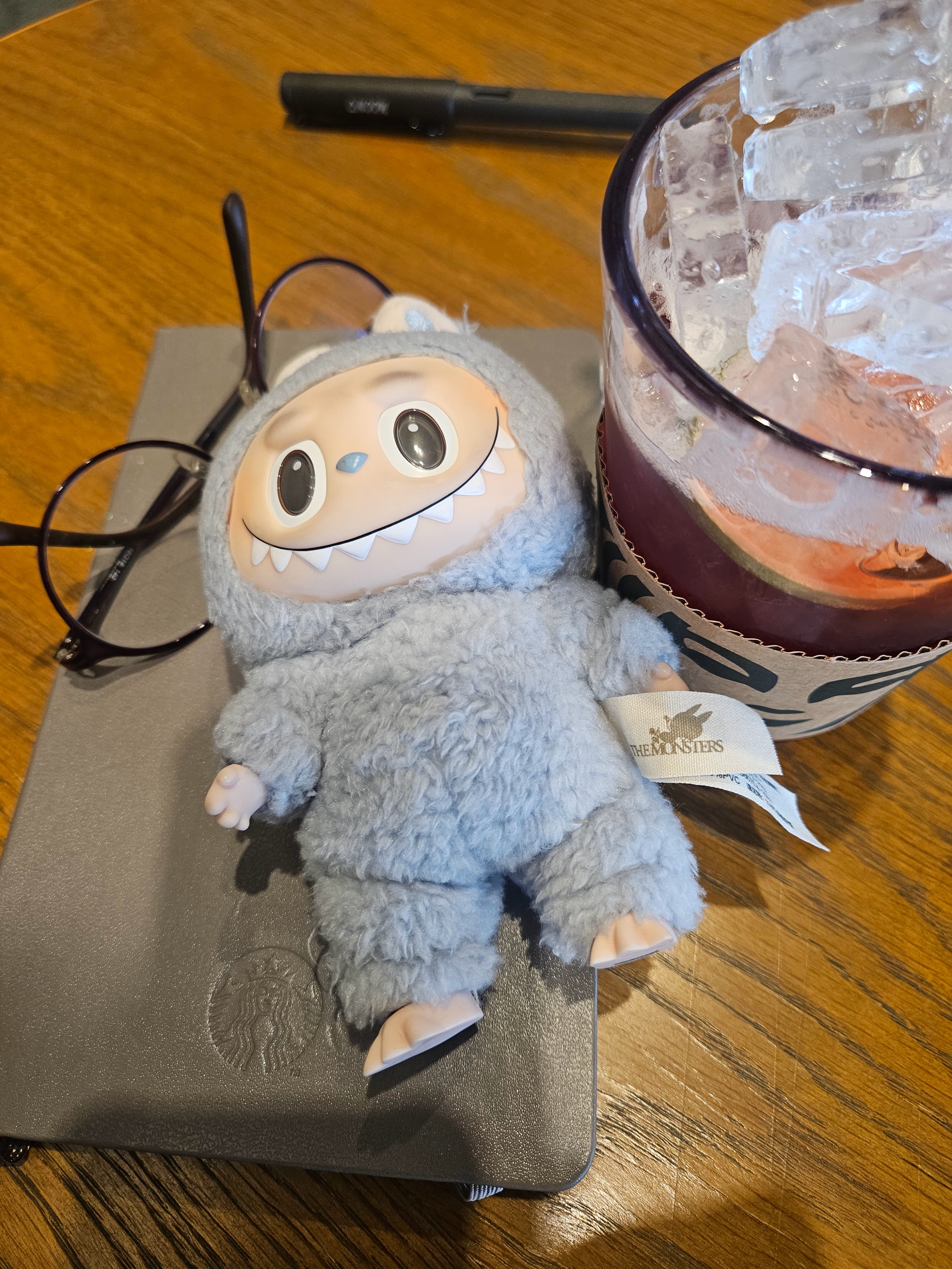 Pop Mart Labubu The Monsters Labubu Tasty Macarons Series Sea Salt Coconut Keyring 착용 스타일 - 6