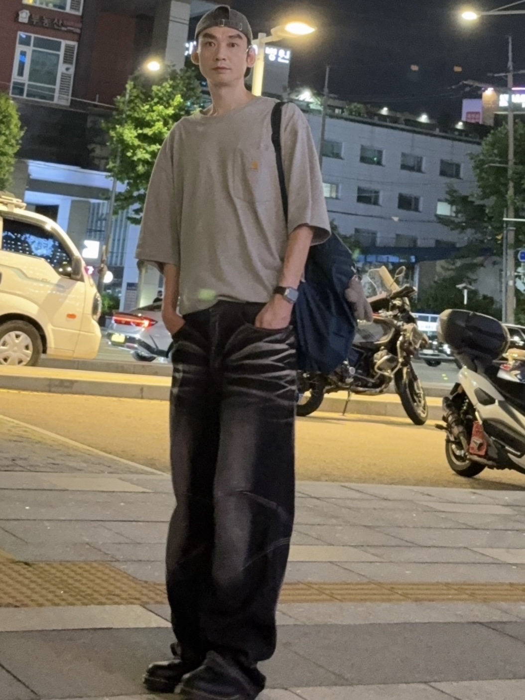 Dr. Martens 1461 Ambassador Black, BLR Embossed Wave Washing Wide Denim Pants Black 착용 스타일 - 2