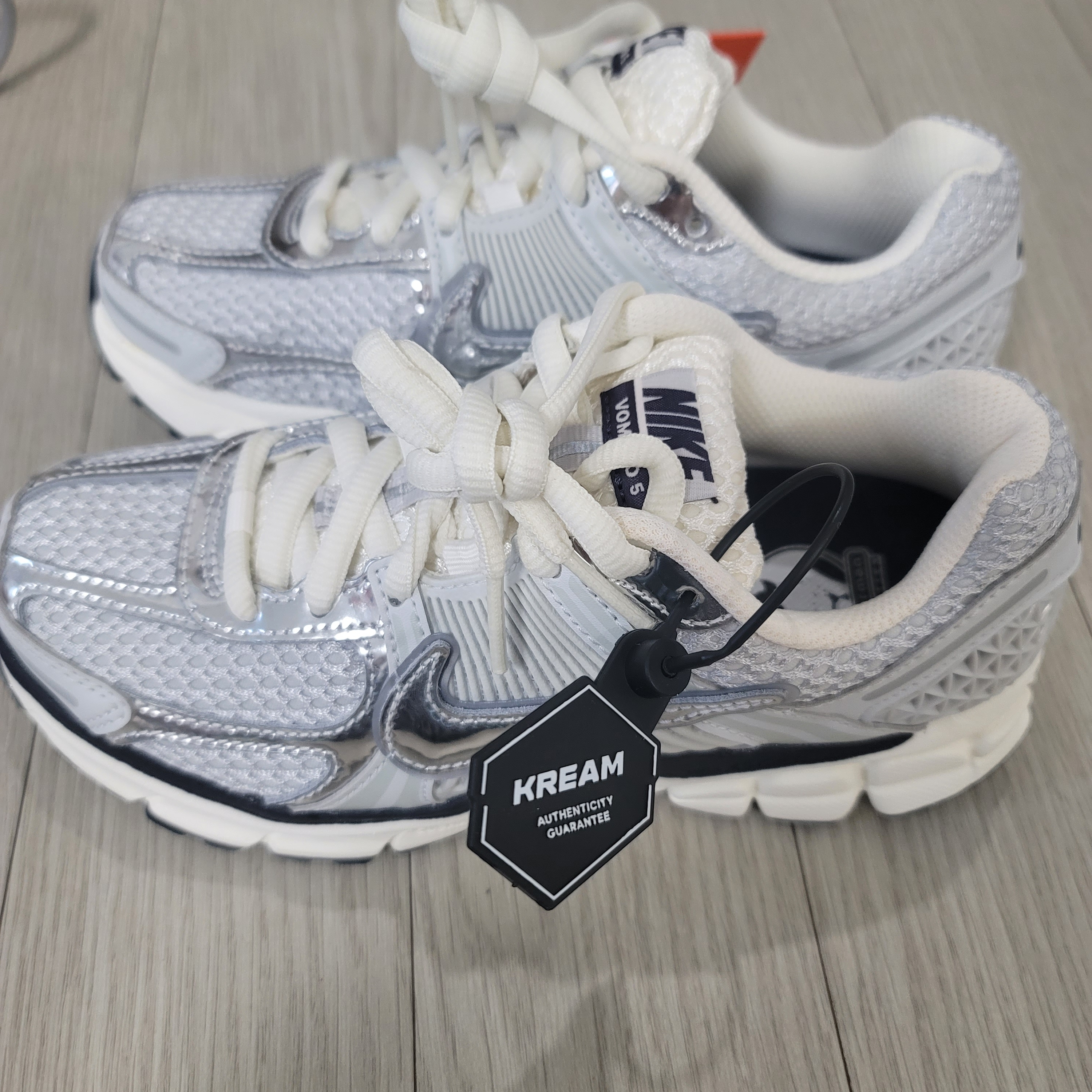 (W) Nike Zoom Vomero 5 Photon Dust and Metallic Silver 착용 스타일