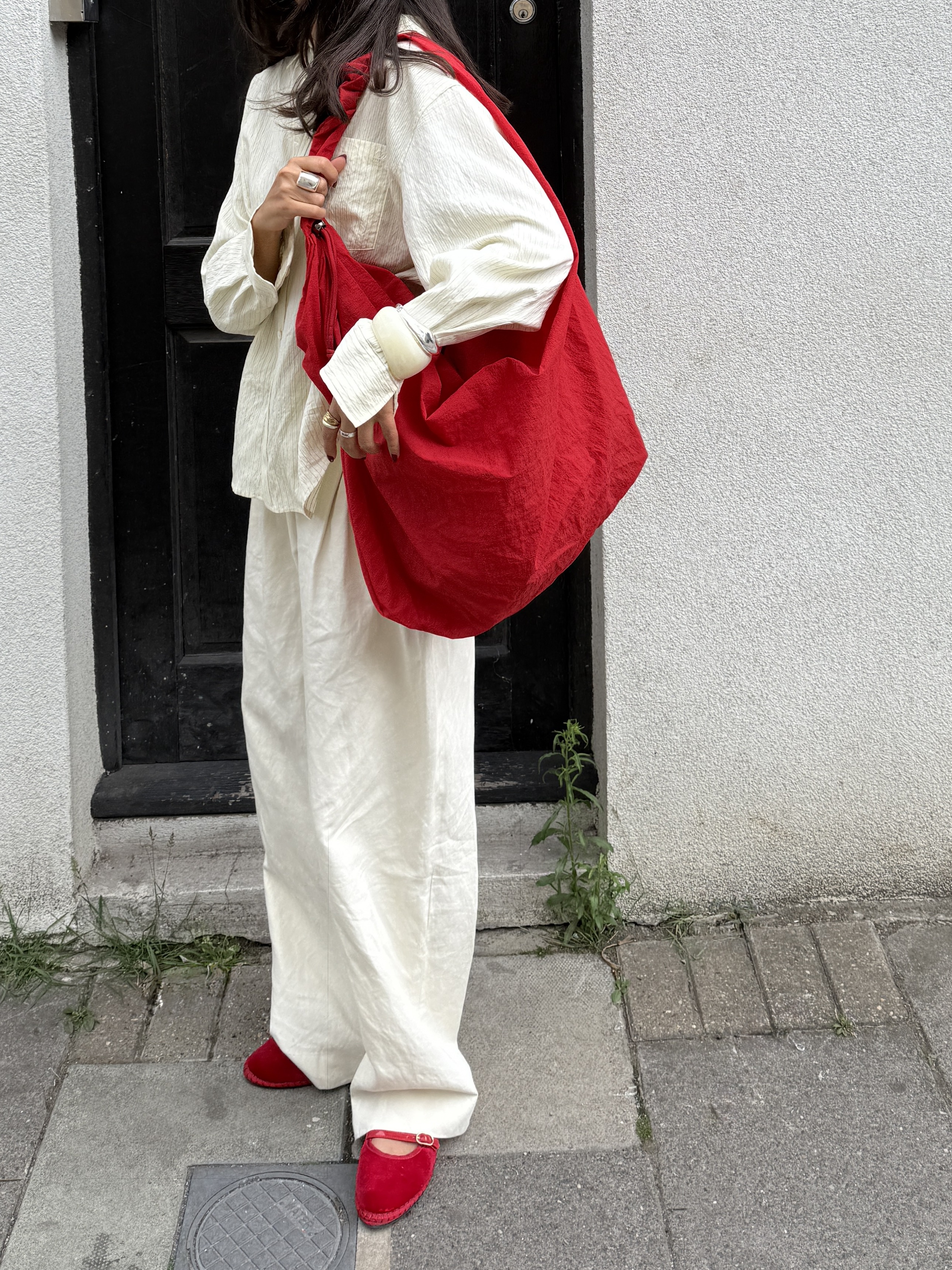 ACOC Large Tangle Twist Bag_Red 착용 스타일 - 3