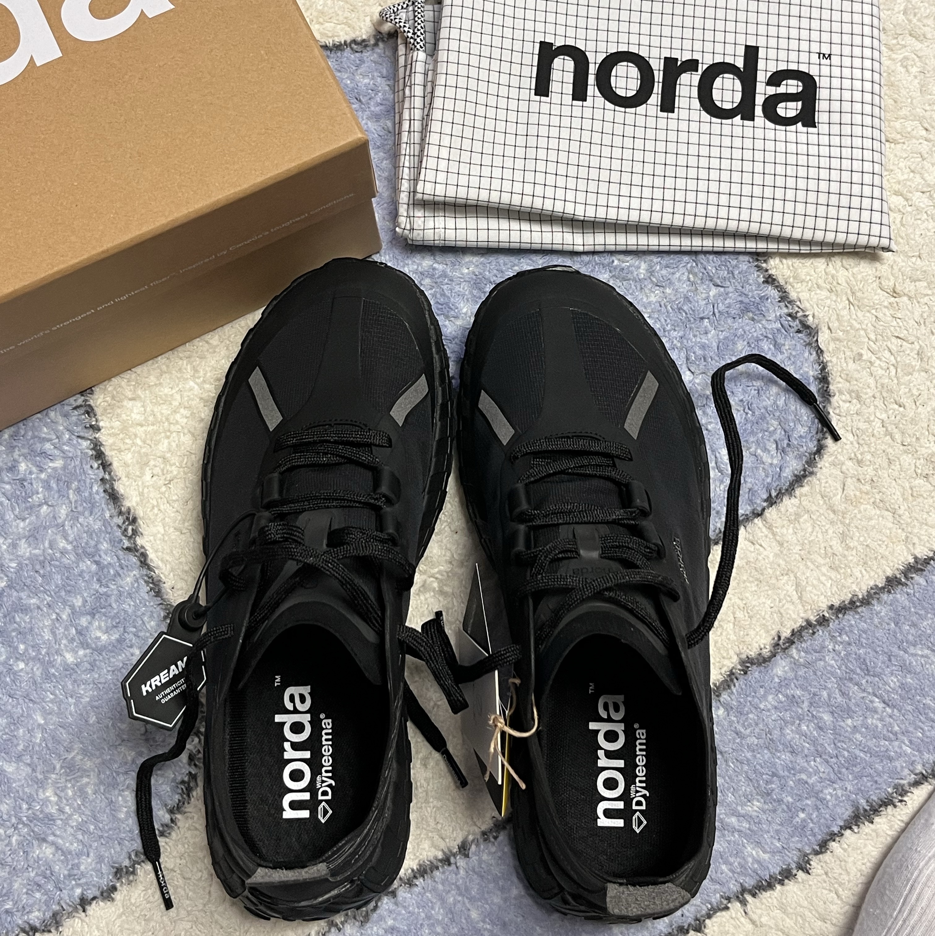 Norda 001/A Stealth Black 착용 스타일