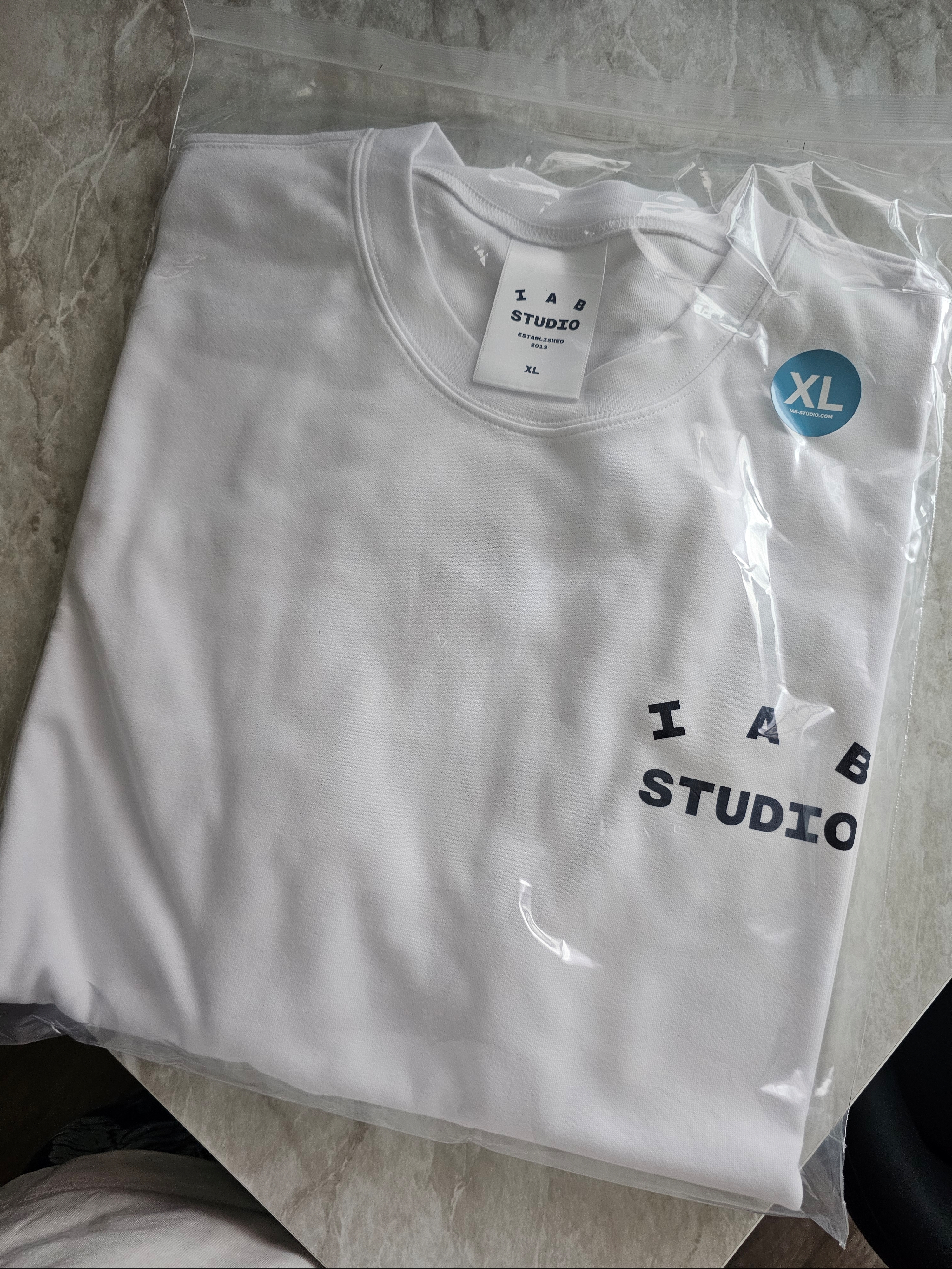 IAB Studio T-Shirt White Navy 착용 스타일 - 1