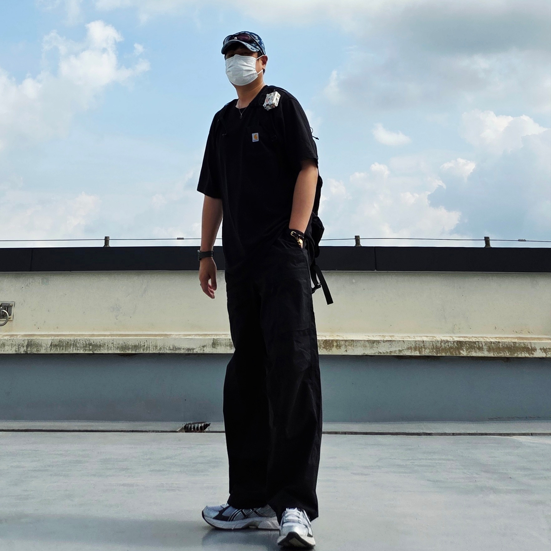 Salomon Trailblazer 20 Black, Carhartt Loose Fit Heavyweight Regular Short Sleeve Pocket T-Shirt Black 착용 스타일 - 2
