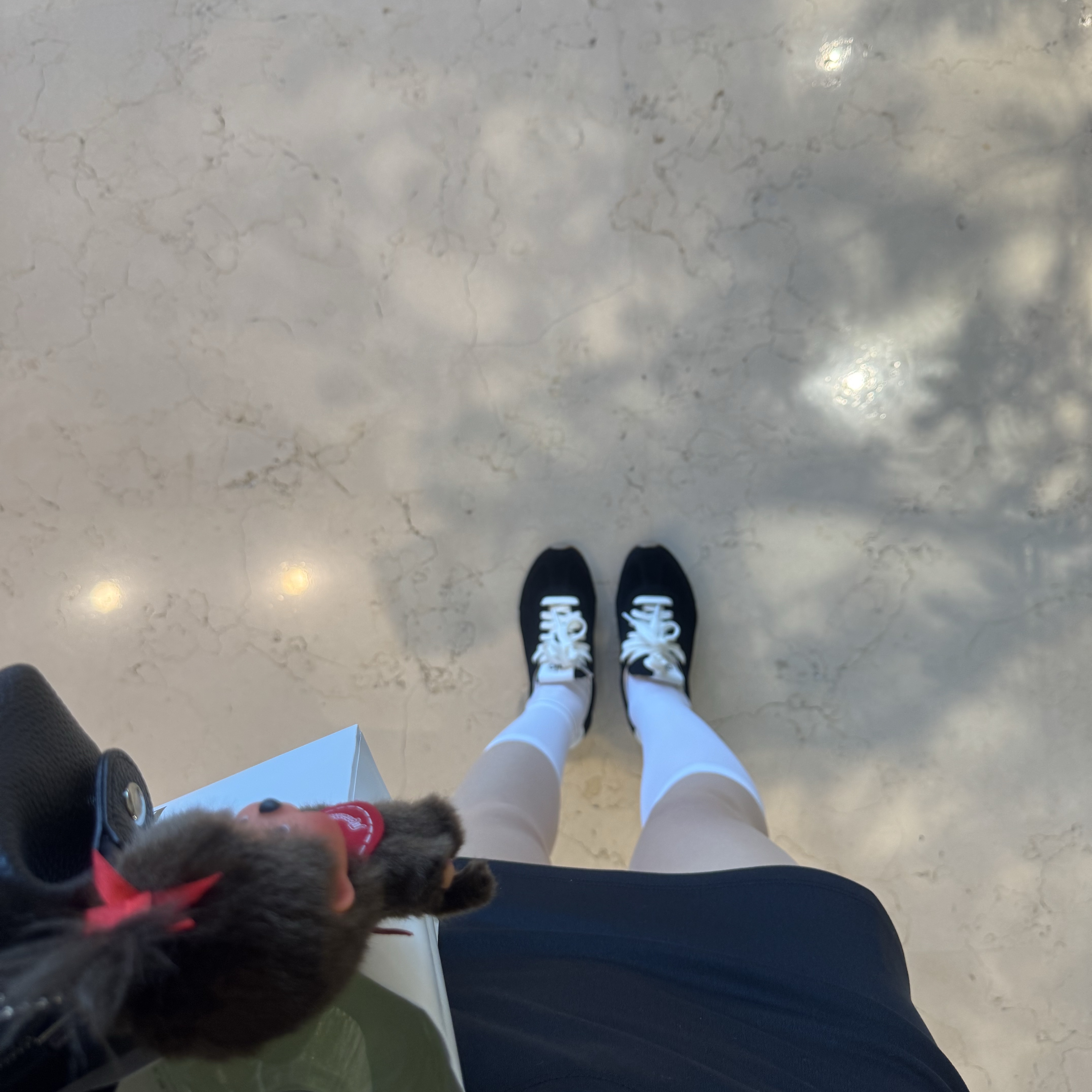 (W) Alo Yoga Sunset Sneaker Black 착용 스타일 - 2