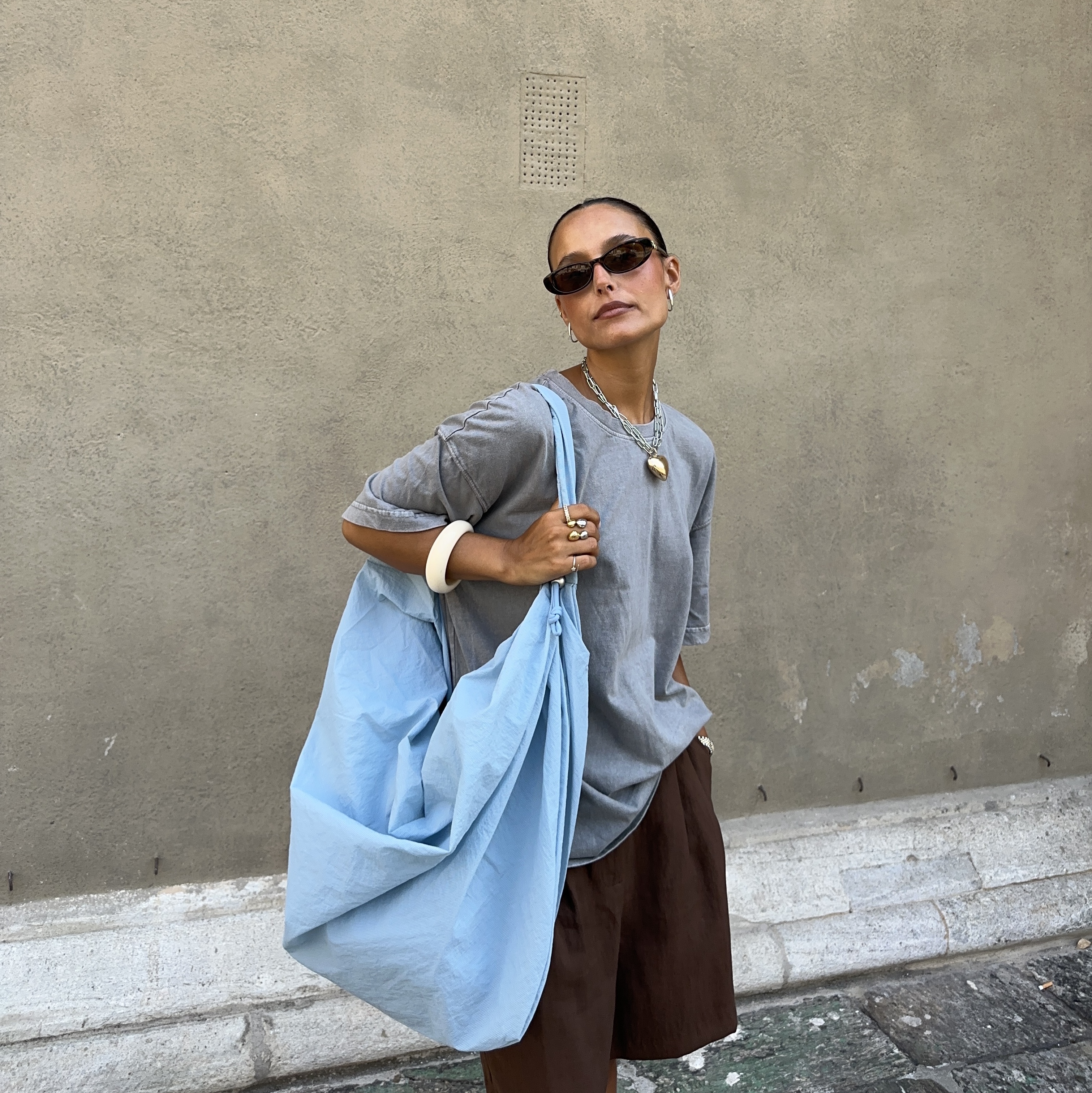 ACOC Large Tangle Twist Bag_Light Blue 착용 스타일 - 1
