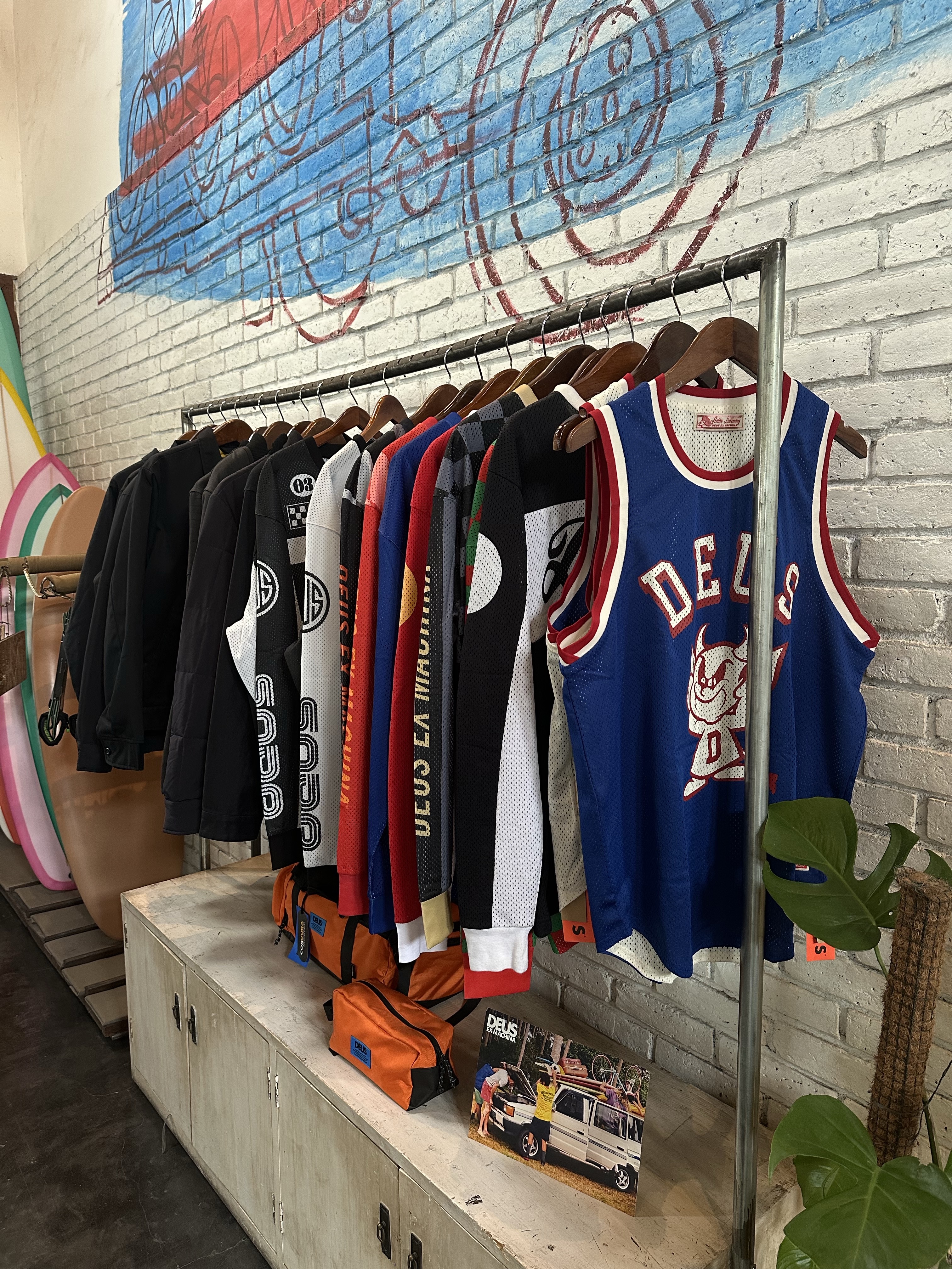 Deus Ex Machina Saber Moto Jersey Red, GRAILZ x KOIN SEOUL Kg Logo Cap Black 착용 스타일 - 3