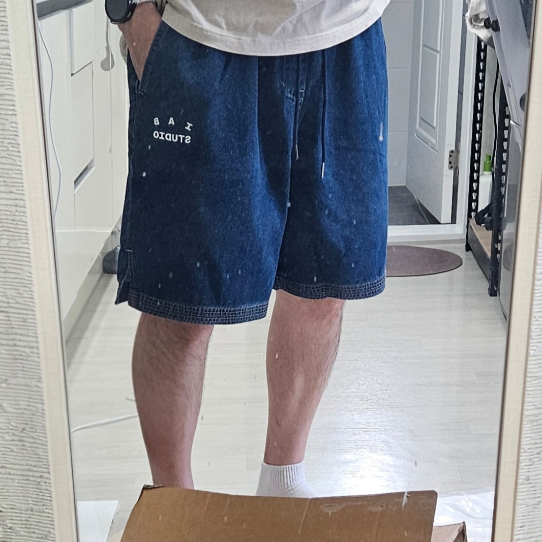 IAB Studio Denim Shorts Deep Blue 착용 스타일 - 3