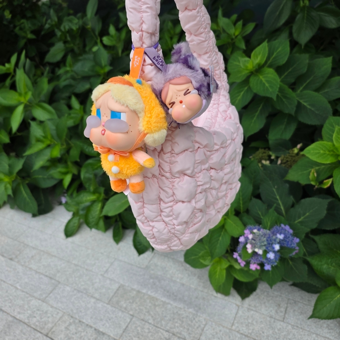 COS Quilted Messenger Bag Light Pink, Pop Mart Crybaby Crying Again Series Plush Keyring Duck You (Opened Case) 착용 스타일 - 1