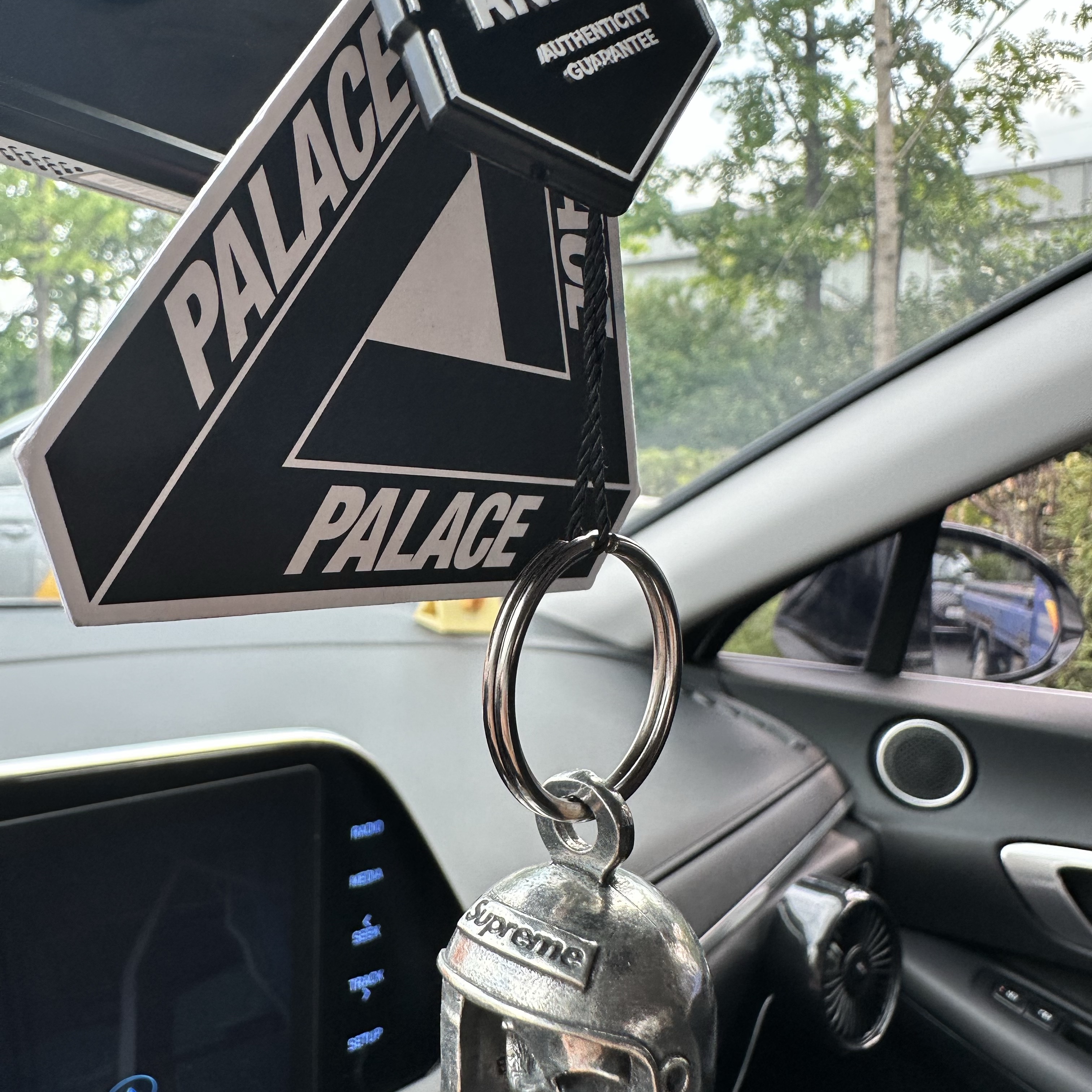 Supreme Skull Bell Keychain Silver - 25SS 착용 스타일