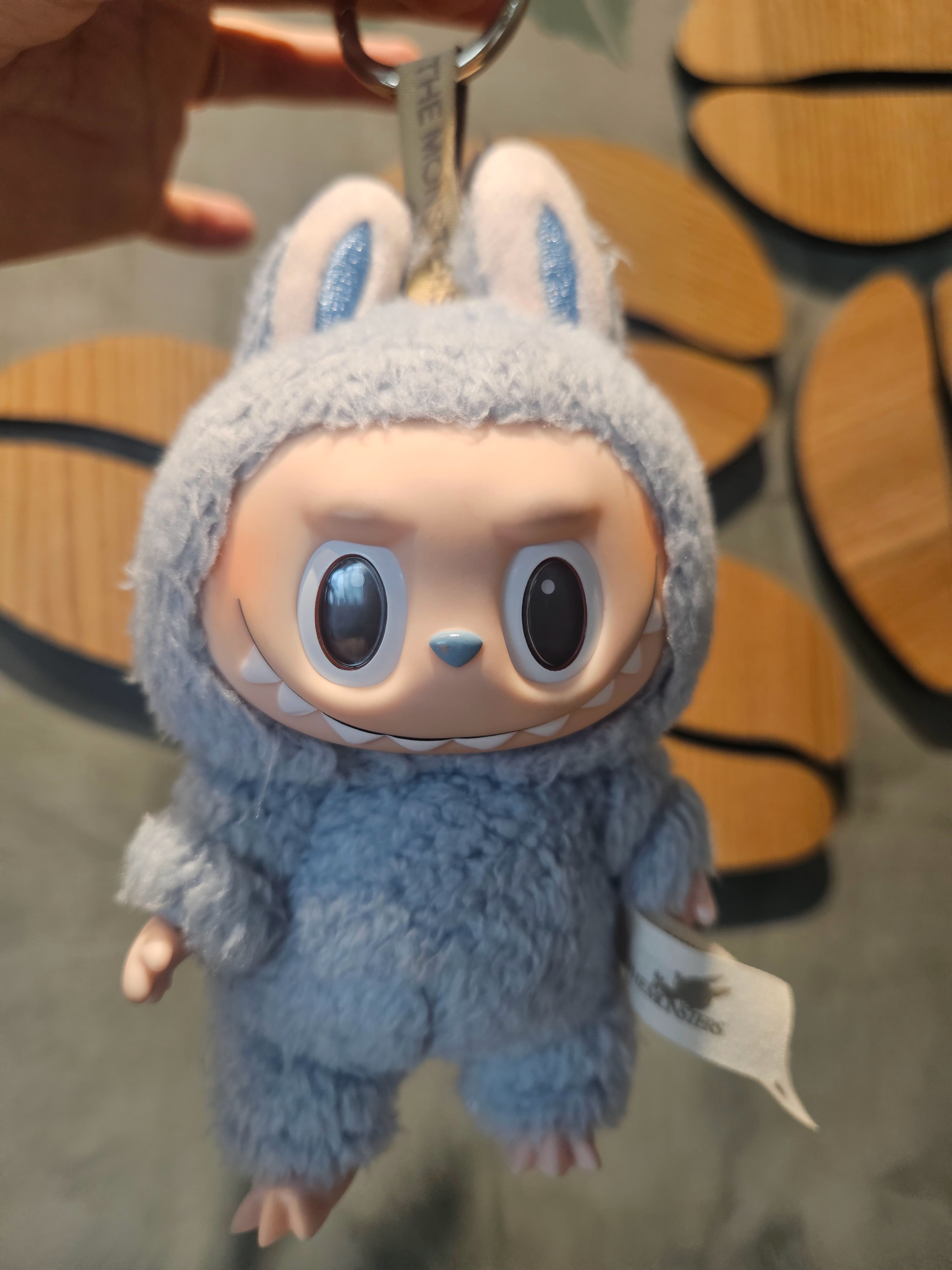 Pop Mart Labubu The Monsters Labubu Tasty Macarons Series Sea Salt Coconut Keyring 착용 스타일 - 7