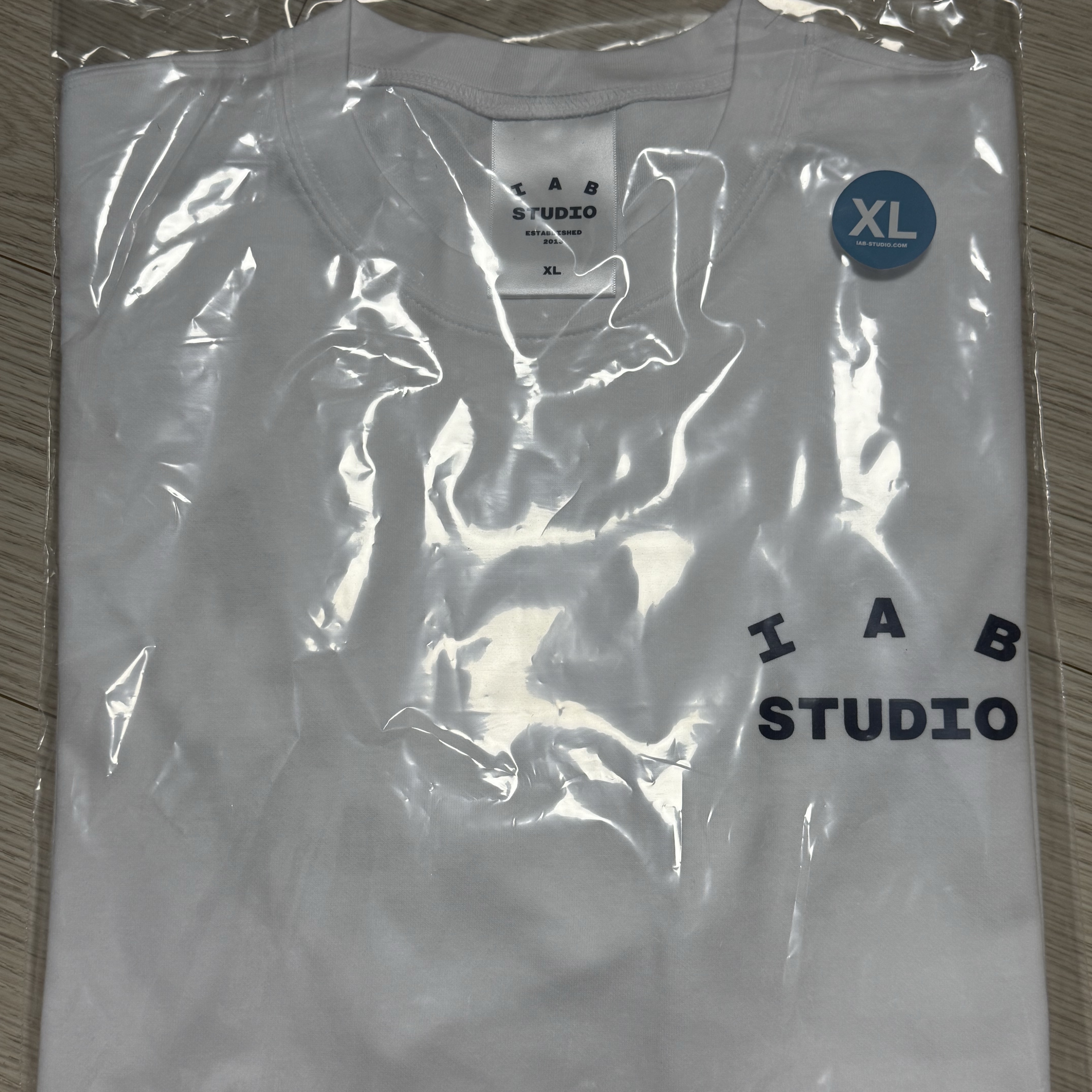 IAB Studio T-Shirt White Navy 착용 스타일