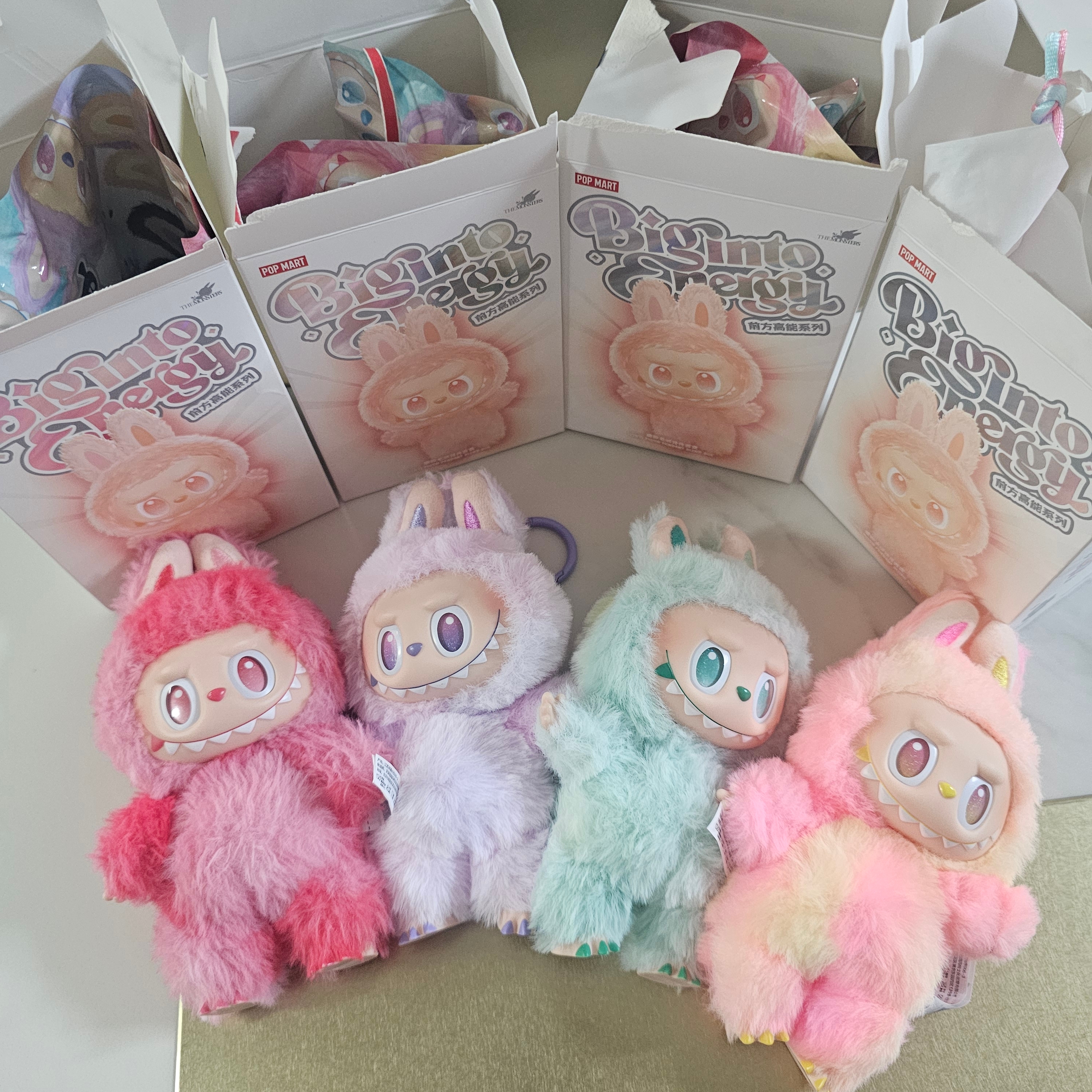 Pop Mart Labubu The Monsters Highlight Series Sealed Case (Bundle of 3/1 Blind Box) 착용 스타일