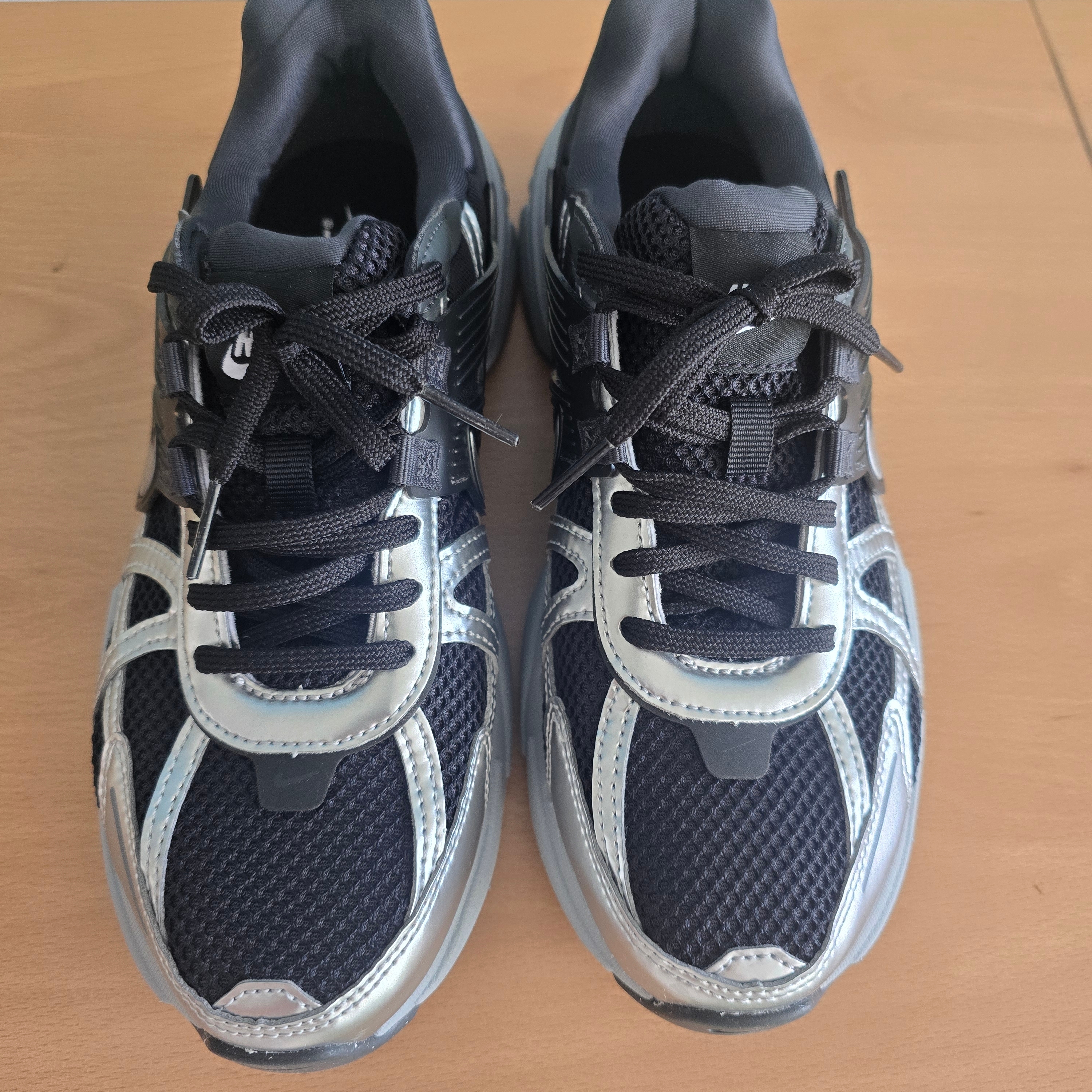 (W) Nike V2K Run Black Dark Smoke Grey 착용 스타일 - 3