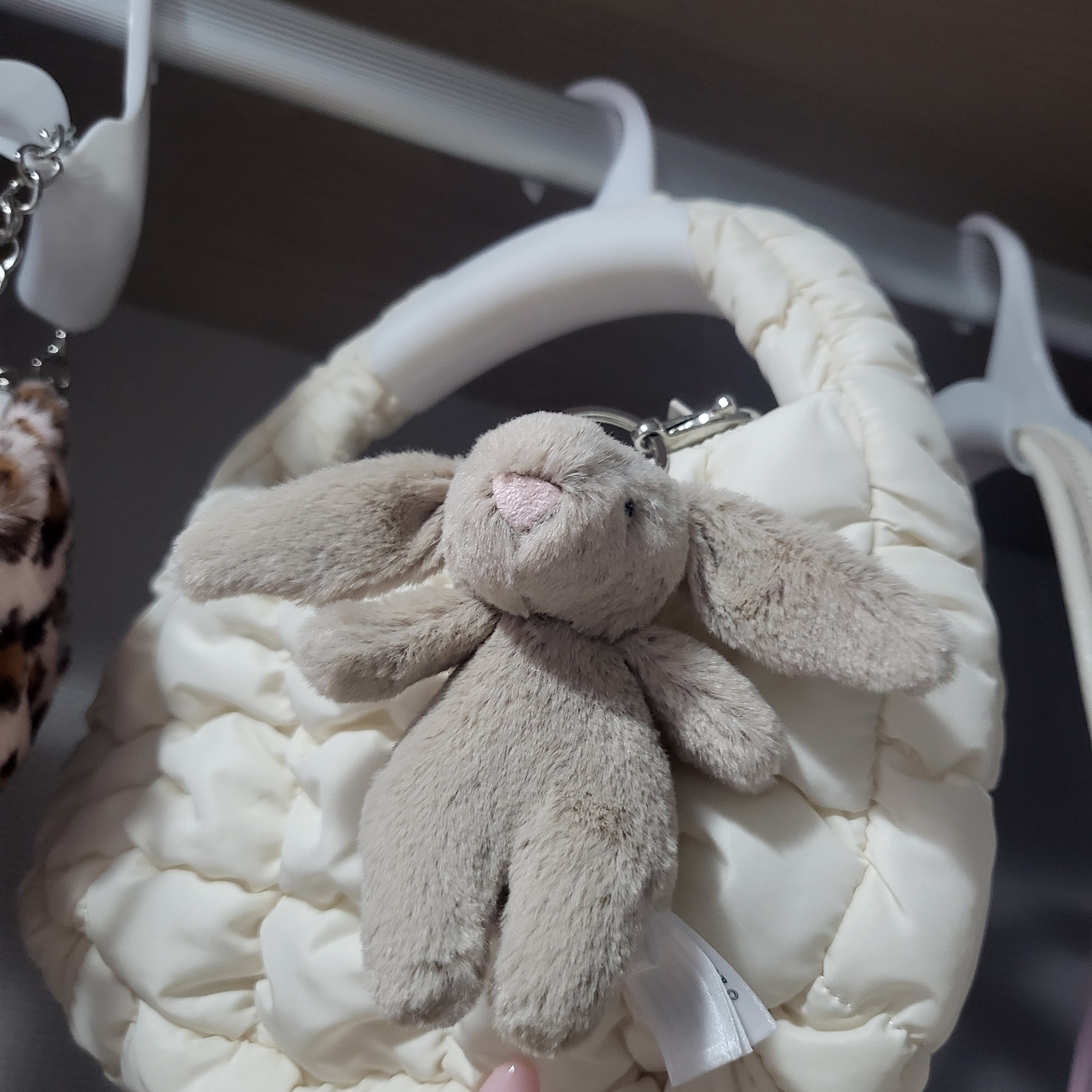 Jellycat Bashful Bunny Bag Charm Beige 착용 스타일