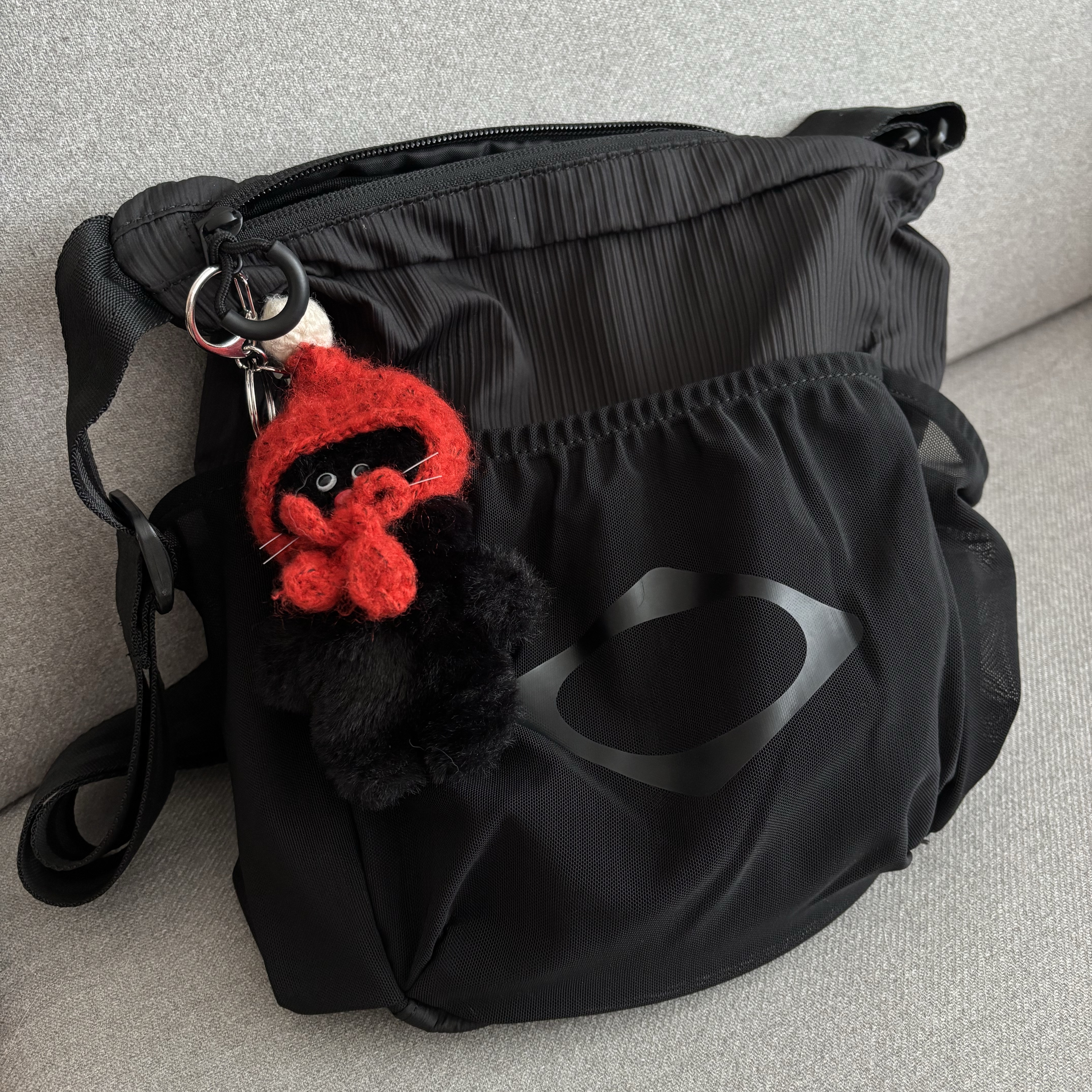 Mischief Mesh Pocket Cross Bag Black 착용 스타일 - 2