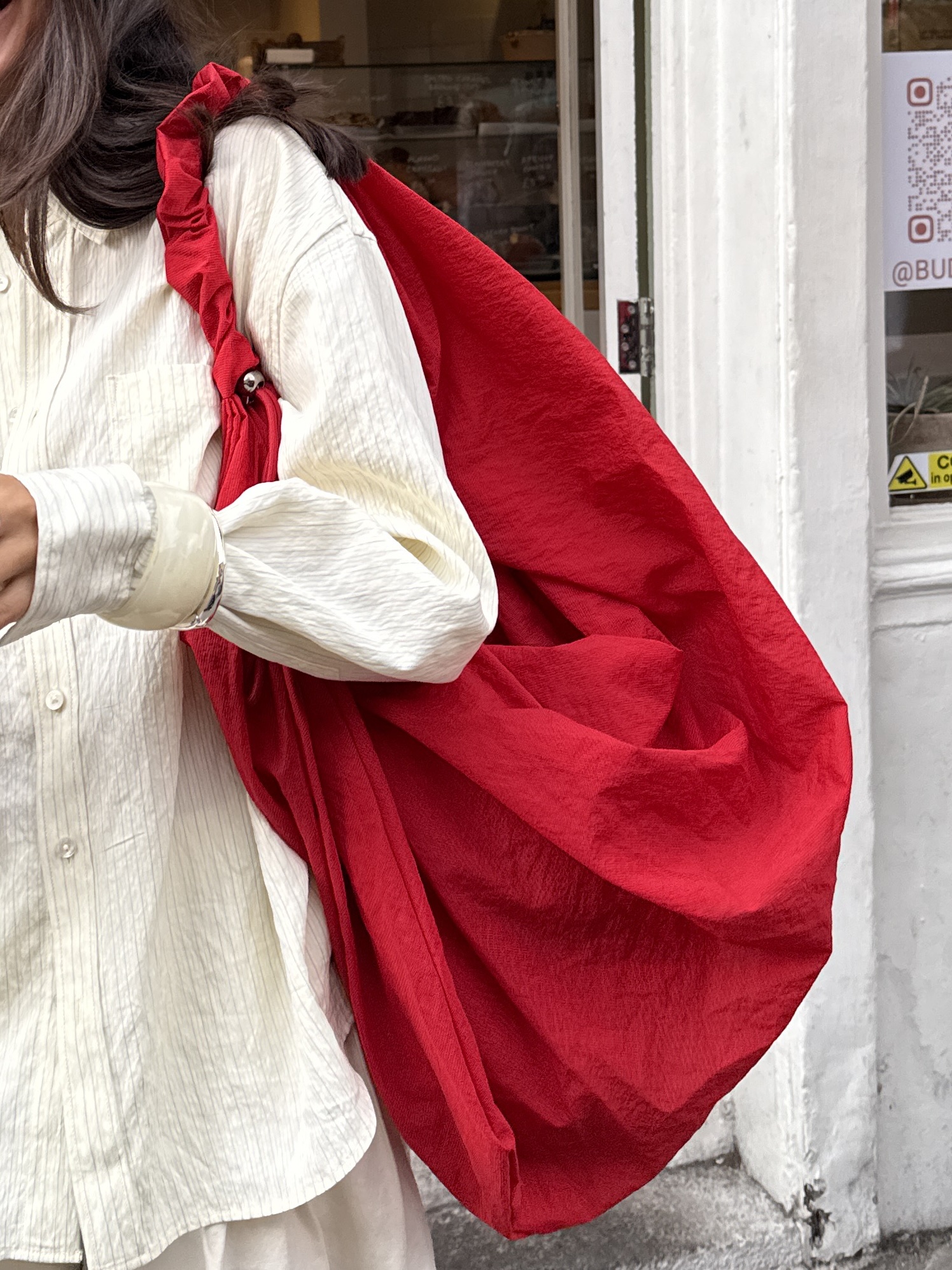 ACOC Large Tangle Twist Bag_Red 착용 스타일 - 3