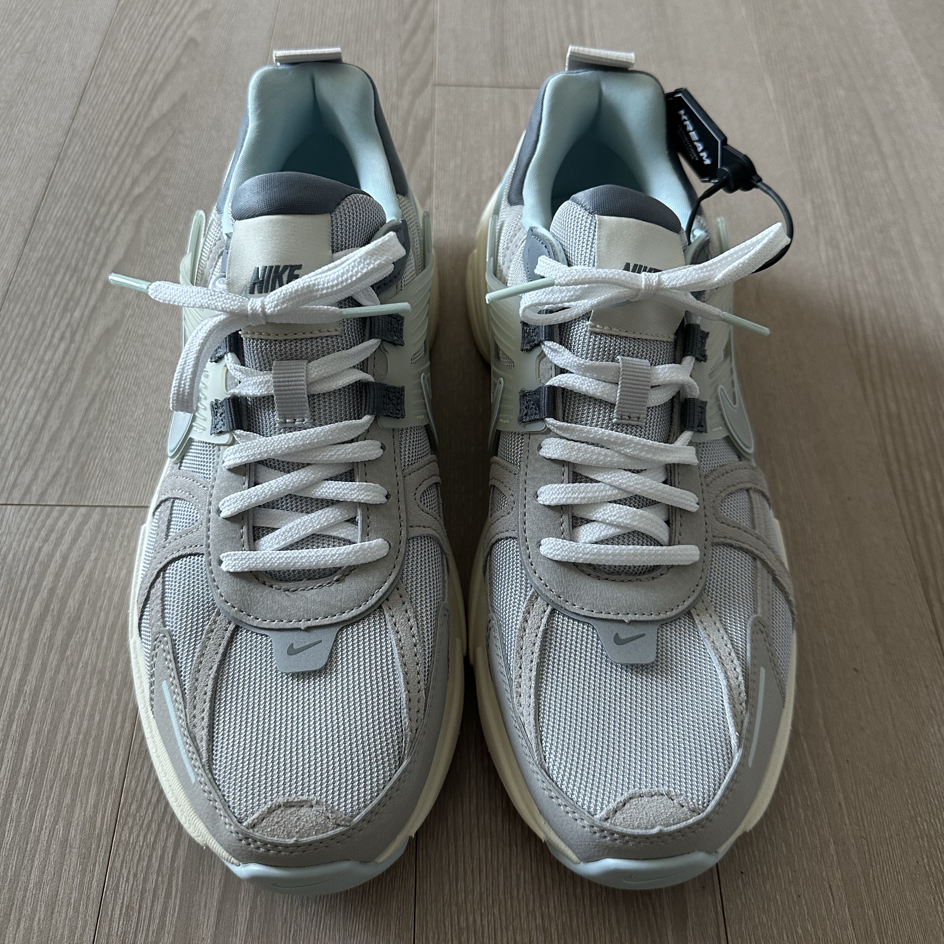 Nike V2K Run Light Bone Metallic Platinum 착용 스타일 - 3