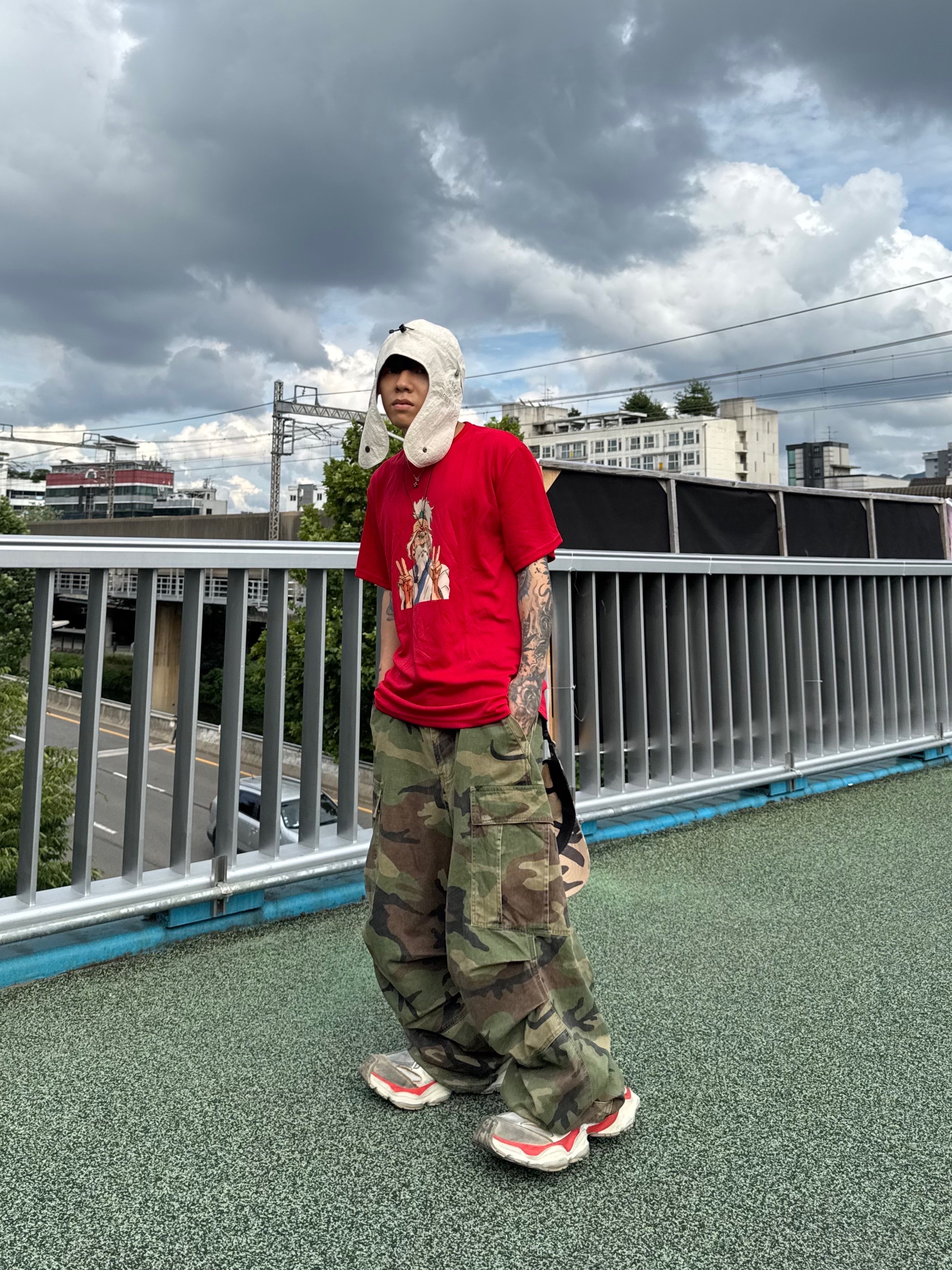 NOD Stone Washed Cargo Pants Camo, Balenciaga Cargo Sneakers White Grey 착용 스타일 - 5