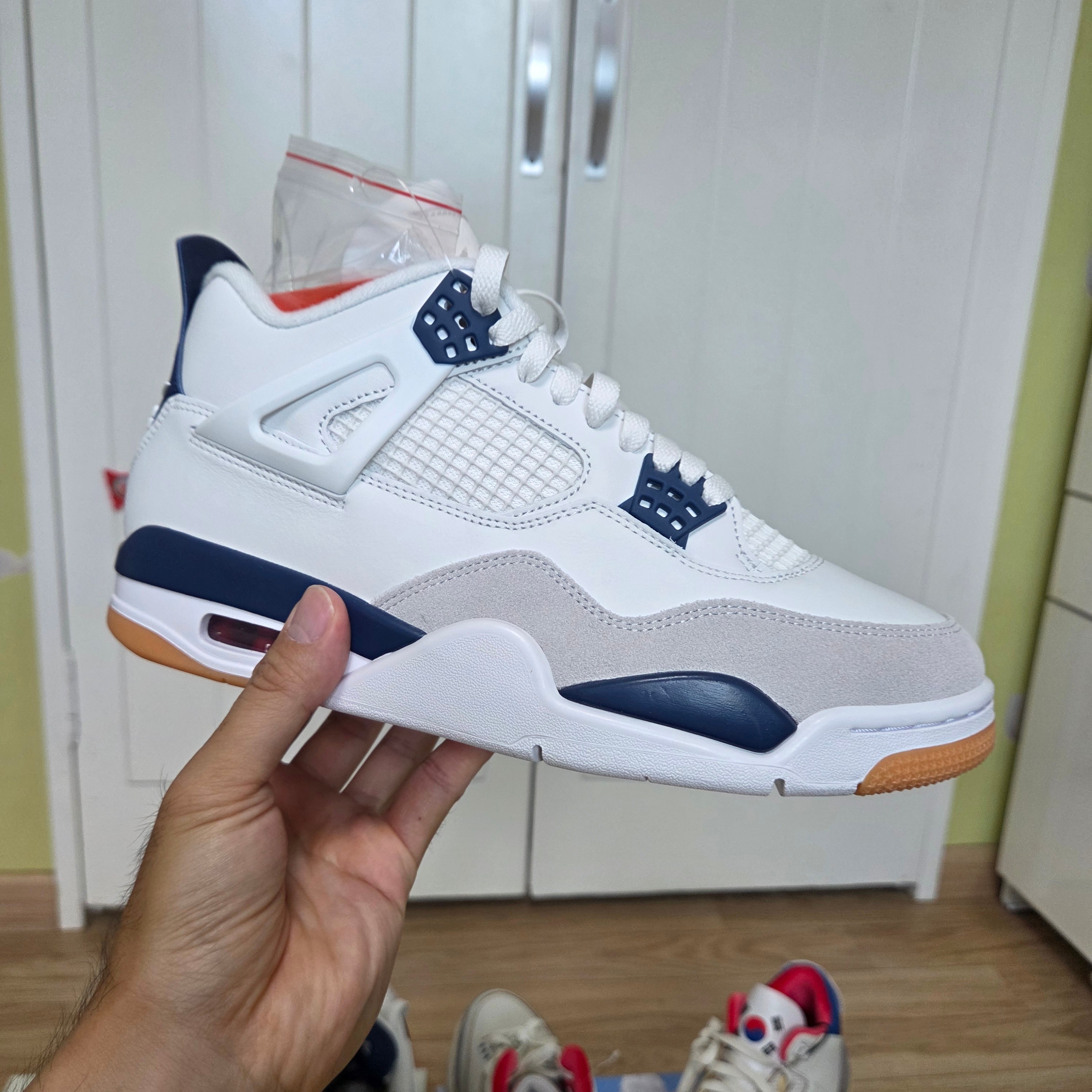 Jordan 3 Retro Seoul 2.0, Jordan 4 x Nike SB Retro SP Navy 착용 스타일 - 3