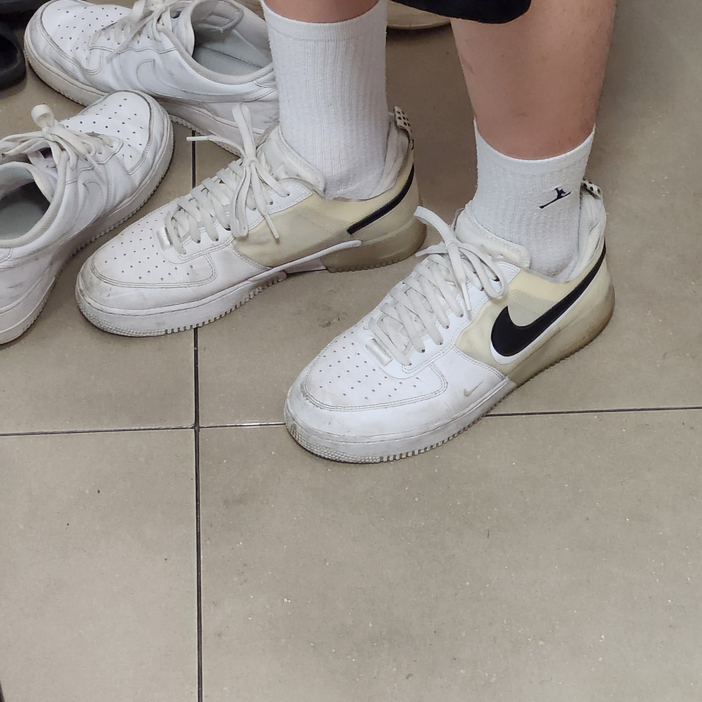 Nike Air Force 1 React White Black 착용 스타일