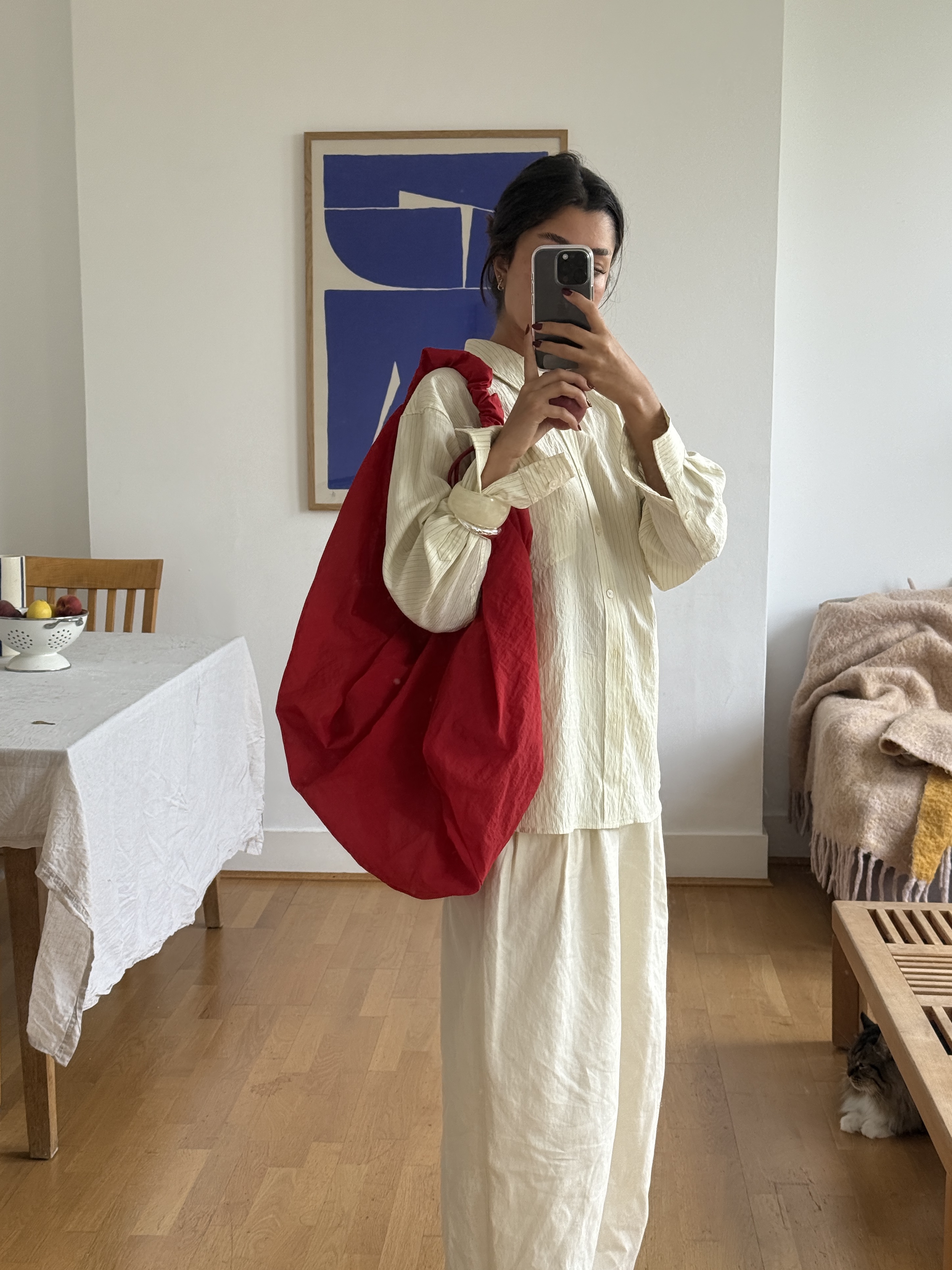 ACOC Large Tangle Twist Bag_Red 착용 스타일 - 1