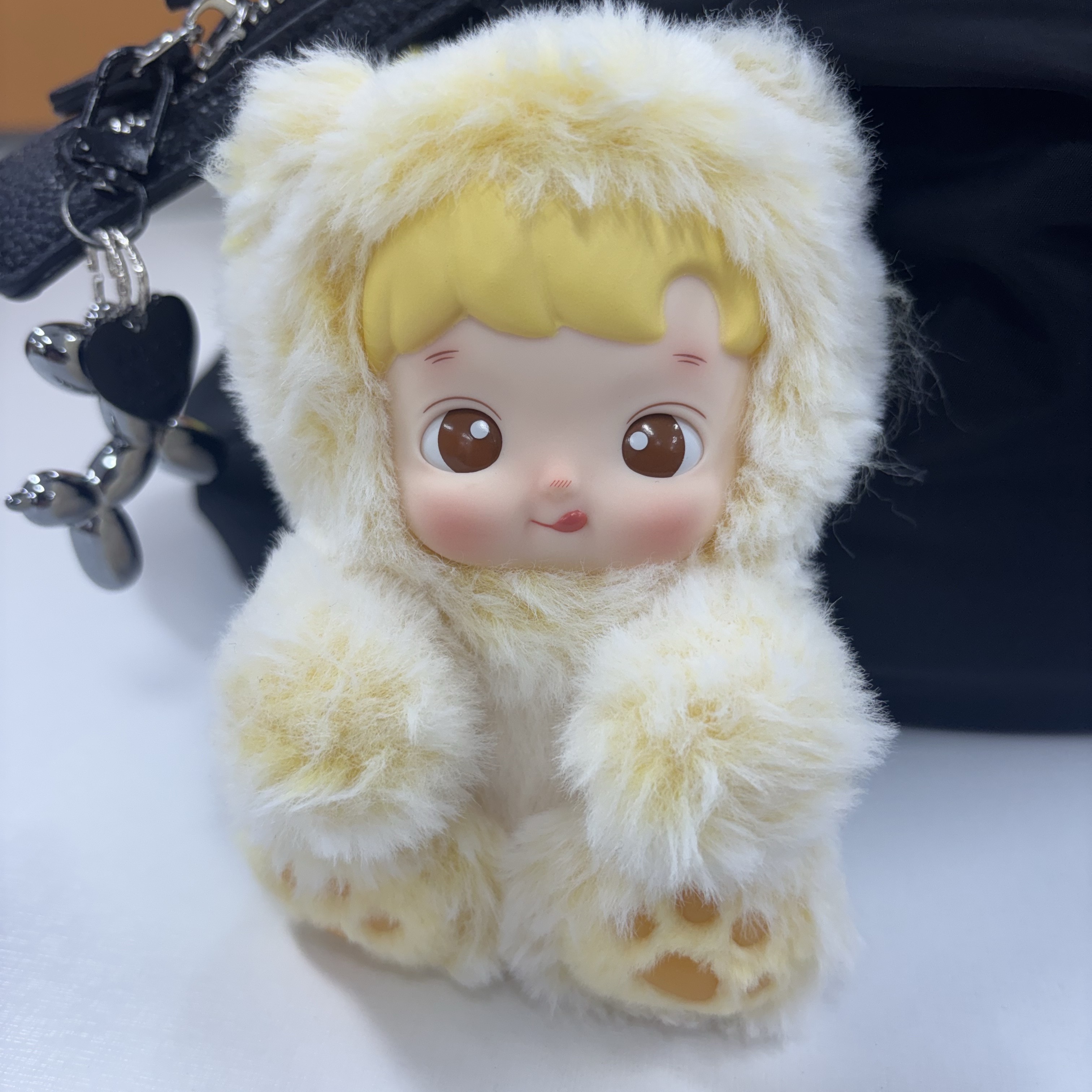 Pop Mart Hacipupu Gummy Bear Series Vinyl Plush Pendant (1 Blind Box) 착용 스타일