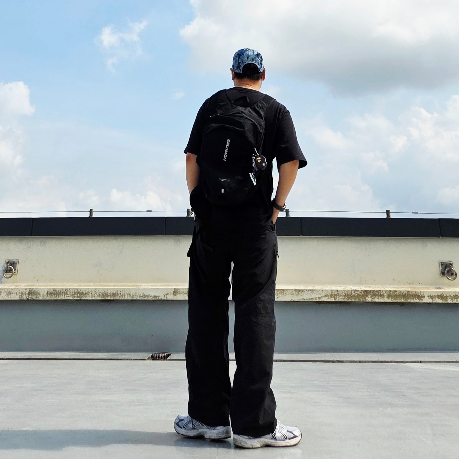 Salomon Trailblazer 20 Black, Carhartt Loose Fit Heavyweight Regular Short Sleeve Pocket T-Shirt Black 착용 스타일 - 6