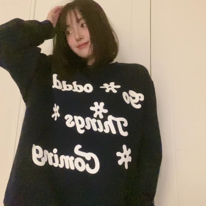 AMOU Lettering With Flower Sweatshirts Cream, AMOU Lettering With Flower Sweatshirts White Gray 착용 스타일 - 2