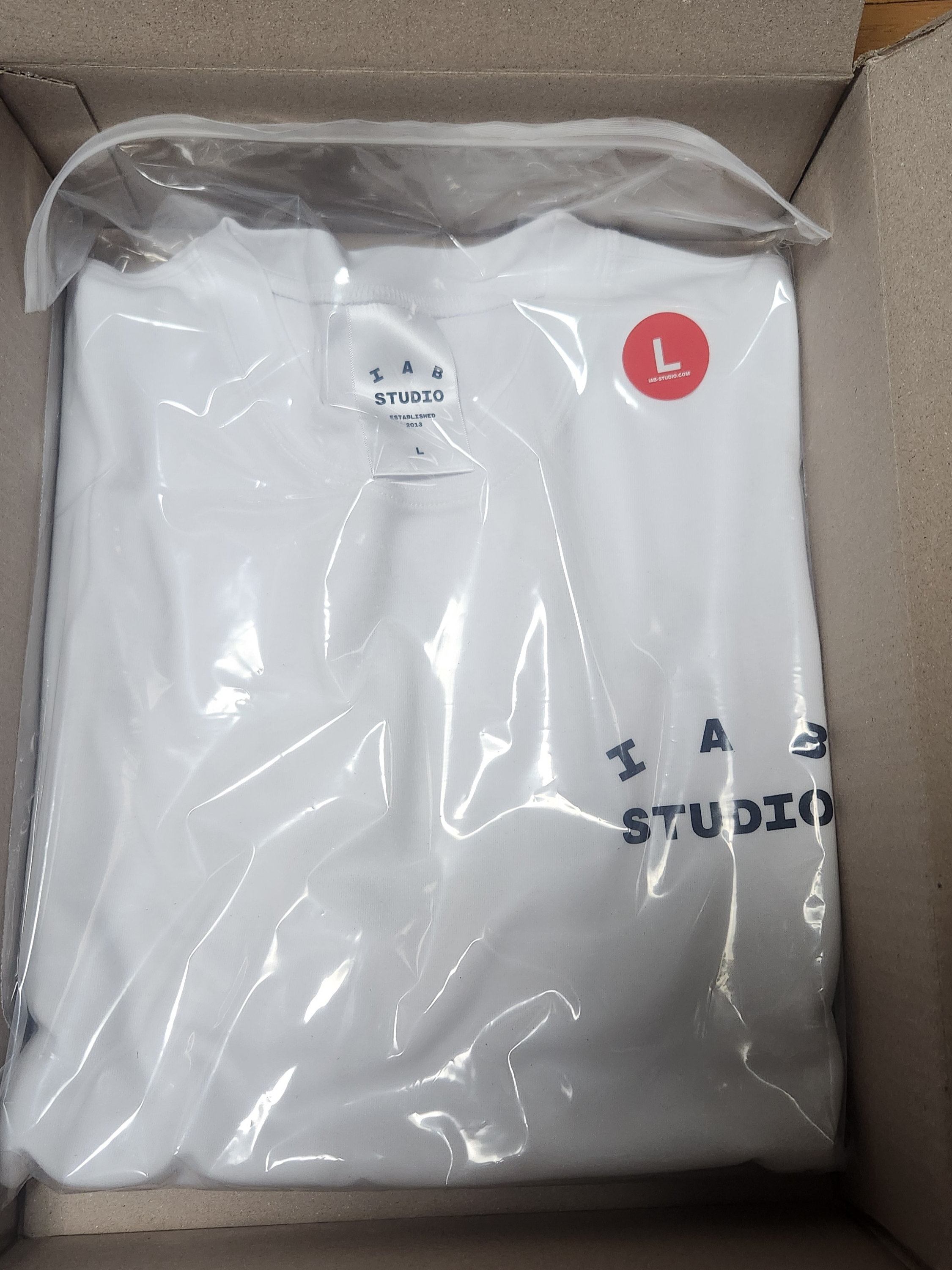 IAB Studio T-Shirt White Navy 착용 스타일