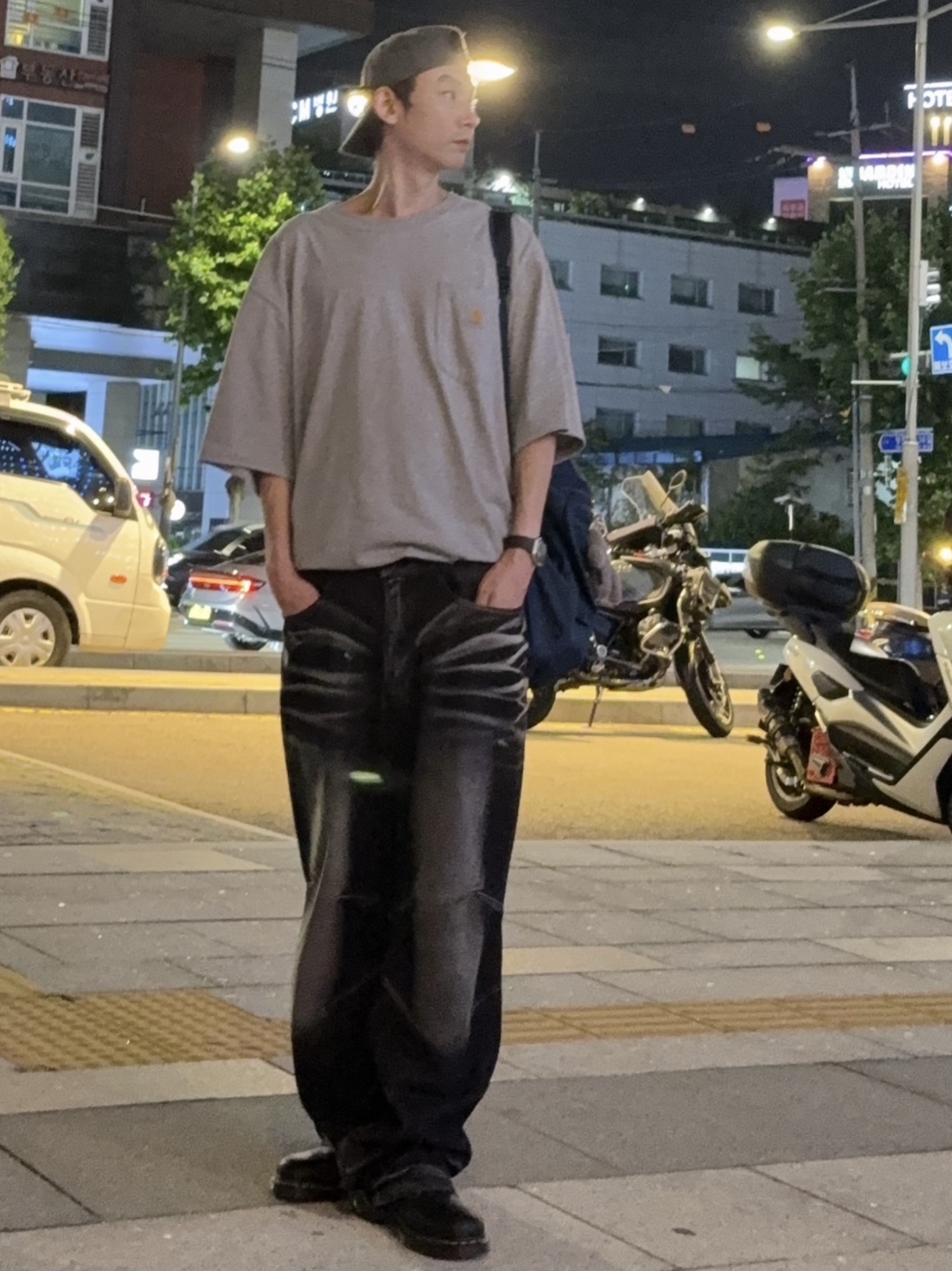Dr. Martens 1461 Ambassador Black, BLR Embossed Wave Washing Wide Denim Pants Black 착용 스타일 - 5