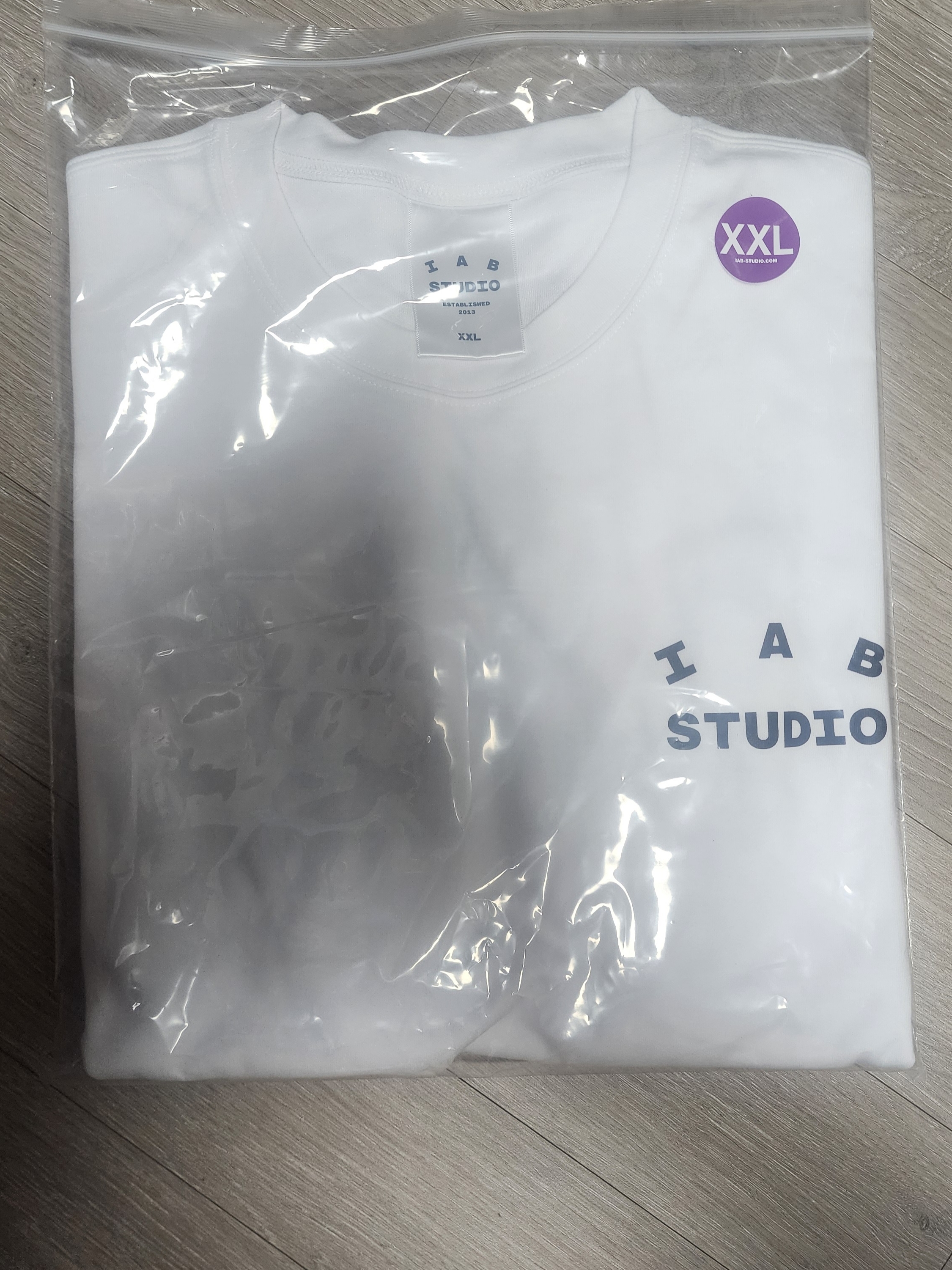 IAB Studio T-Shirt White Navy 착용 스타일