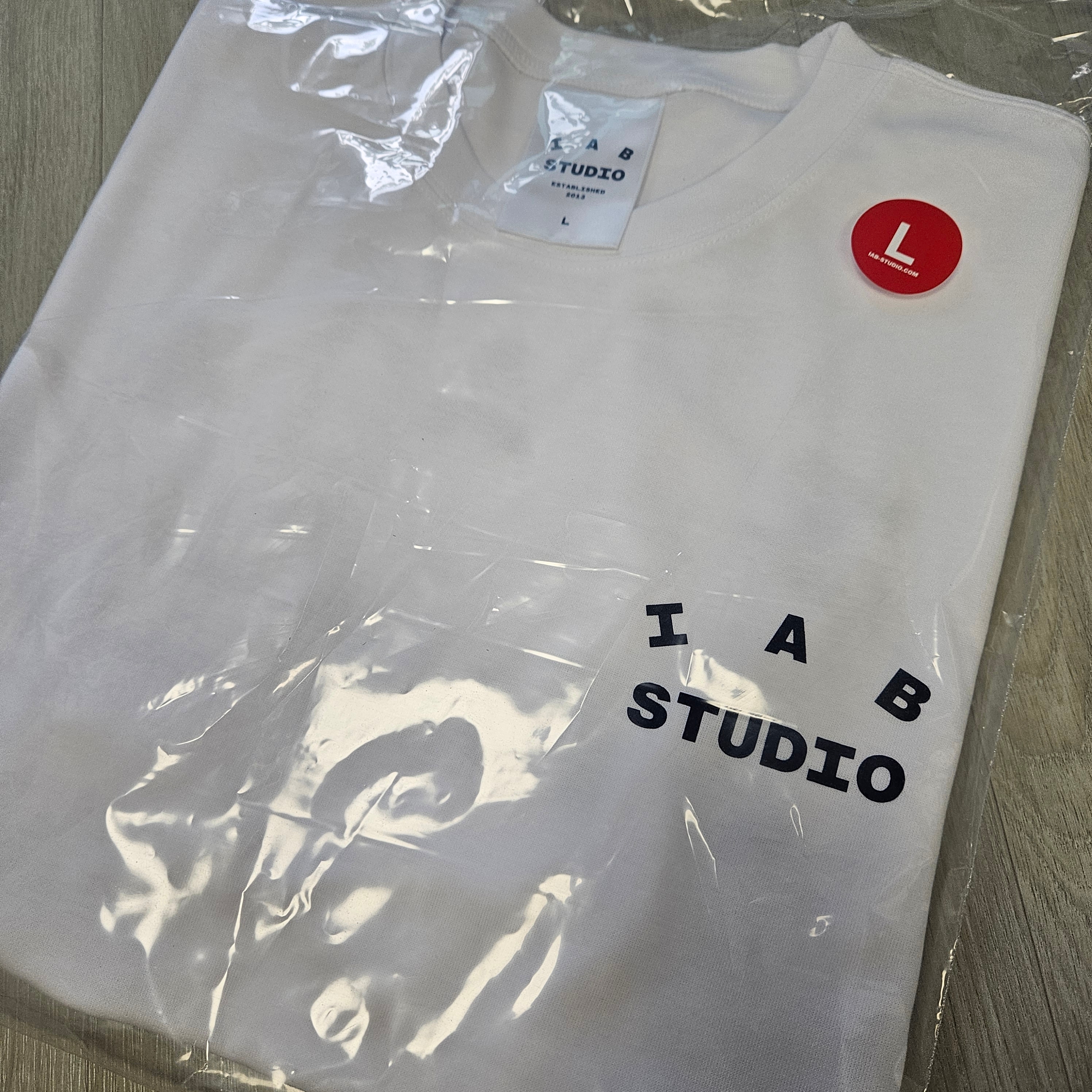 IAB Studio T-Shirt White Navy, IAB Studio T-Shirt White Navy - 22FW 착용 스타일 - 1