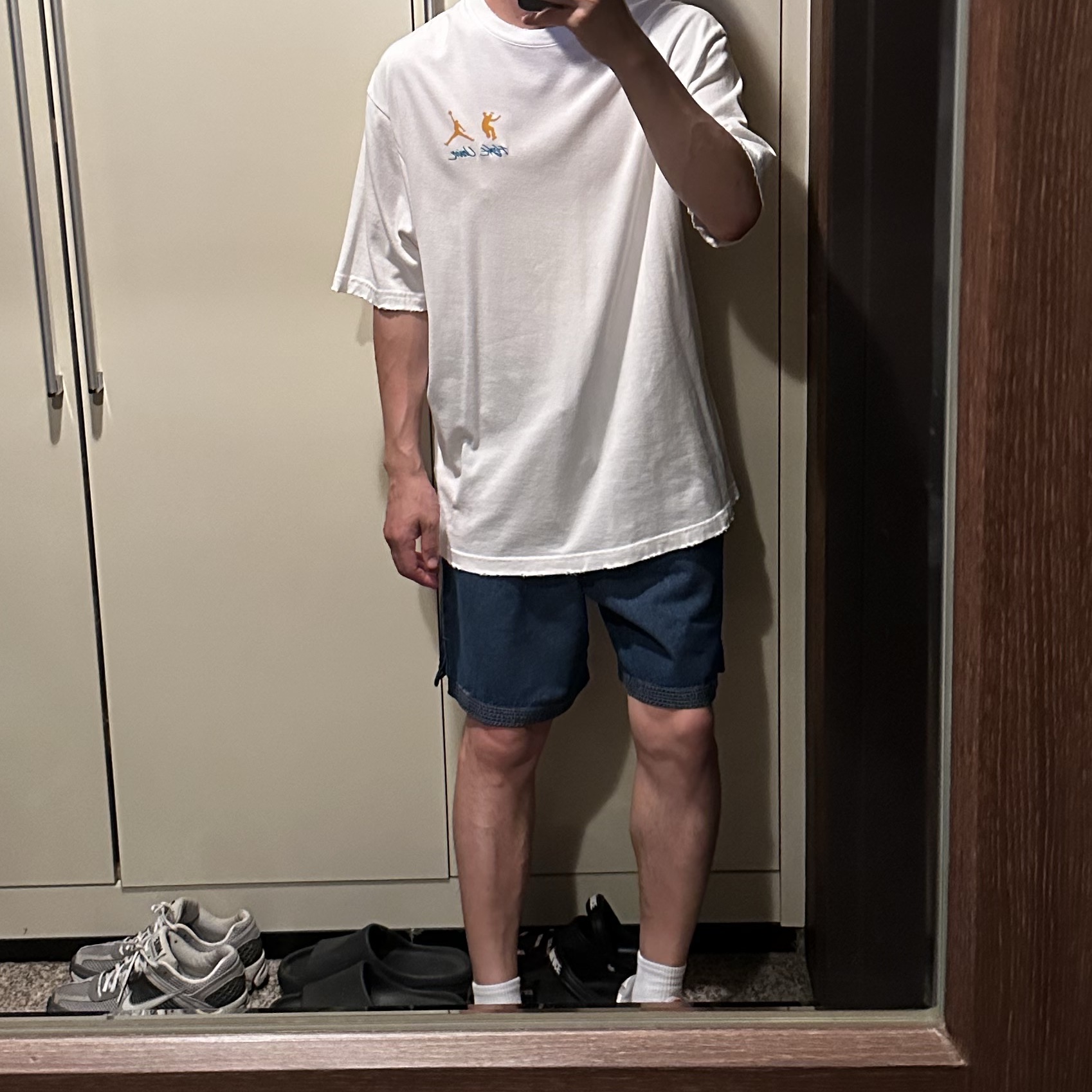 IAB Studio Denim Shorts Deep Blue 착용 스타일