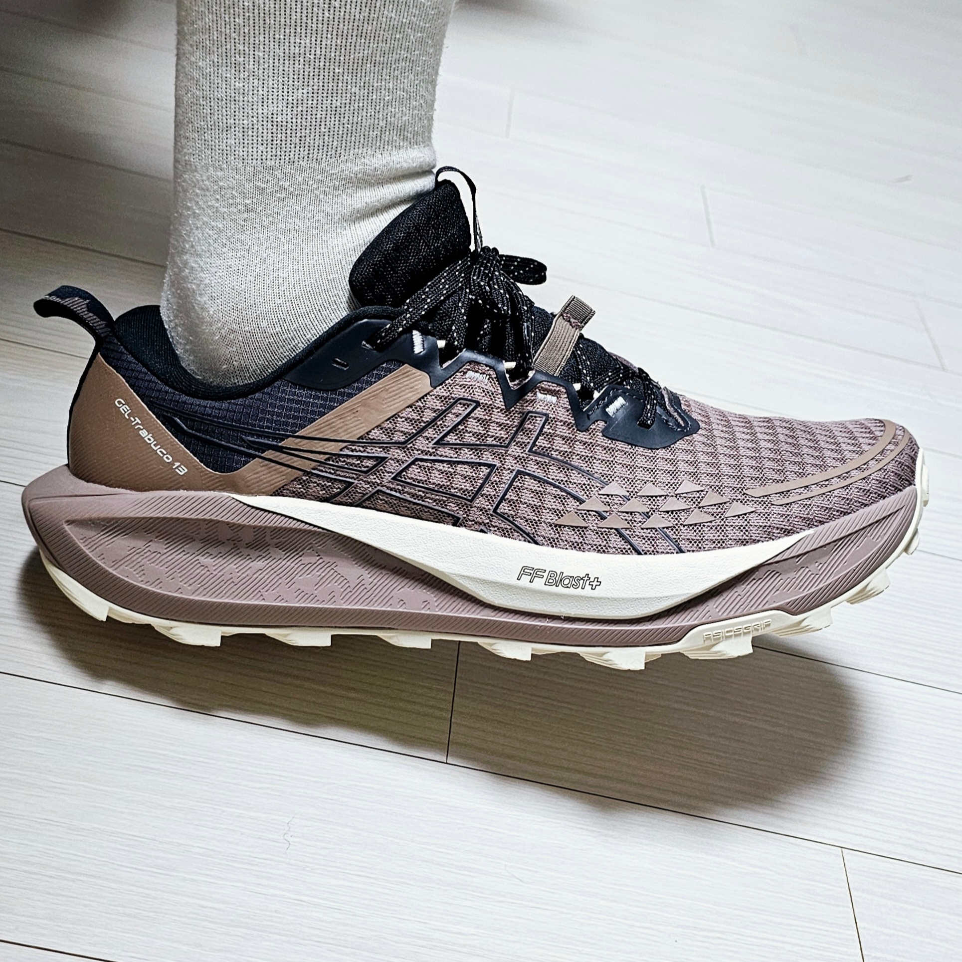 Asics Gel-Trabuco 13 Taupe Grey Black, [6% 적립] FILA Pantera 99/25 LX Brown 착용 스타일 - 1
