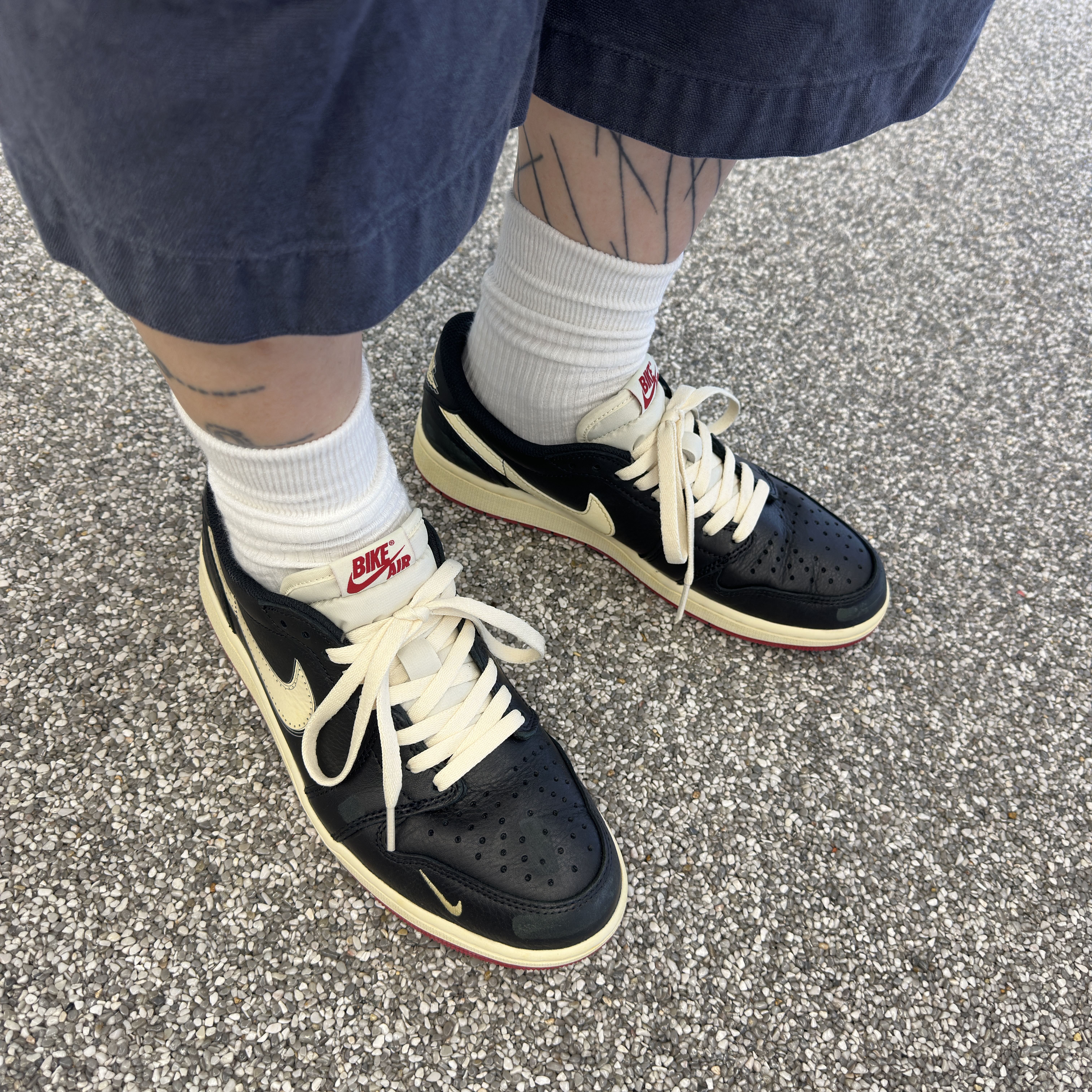 Jordan 1 x Nigel Sylvester Retro Low OG Better With Time, MCM x Kasina Cotton Oxford Bermuda Shorts Washed Navy 착용 스타일 - 2