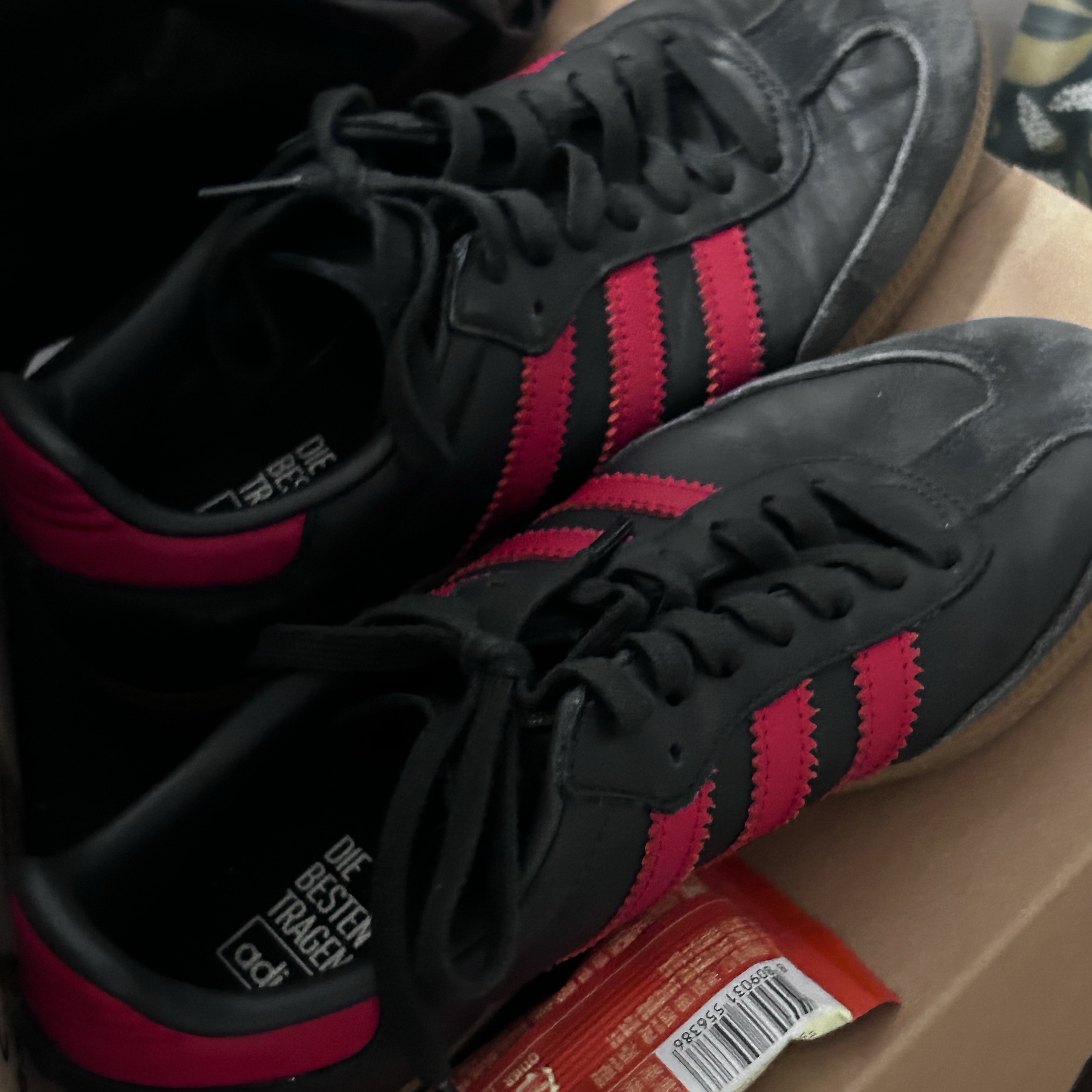 Adidas Samba OG Carbon Better Scarlet 착용 스타일