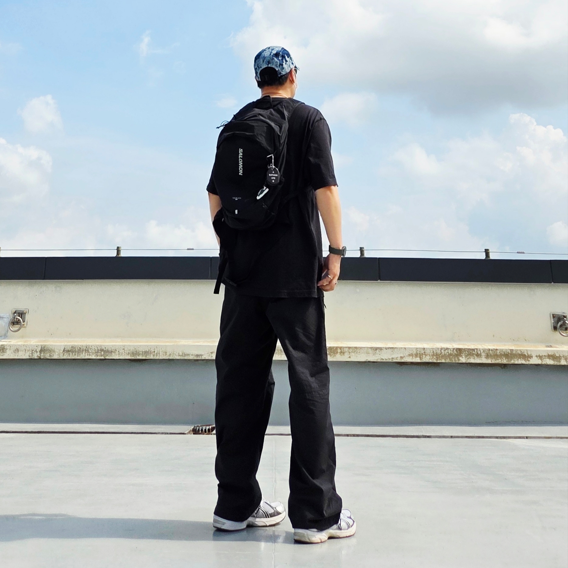 Salomon Trailblazer 20 Black, Carhartt Loose Fit Heavyweight Regular Short Sleeve Pocket T-Shirt Black 착용 스타일 - 5