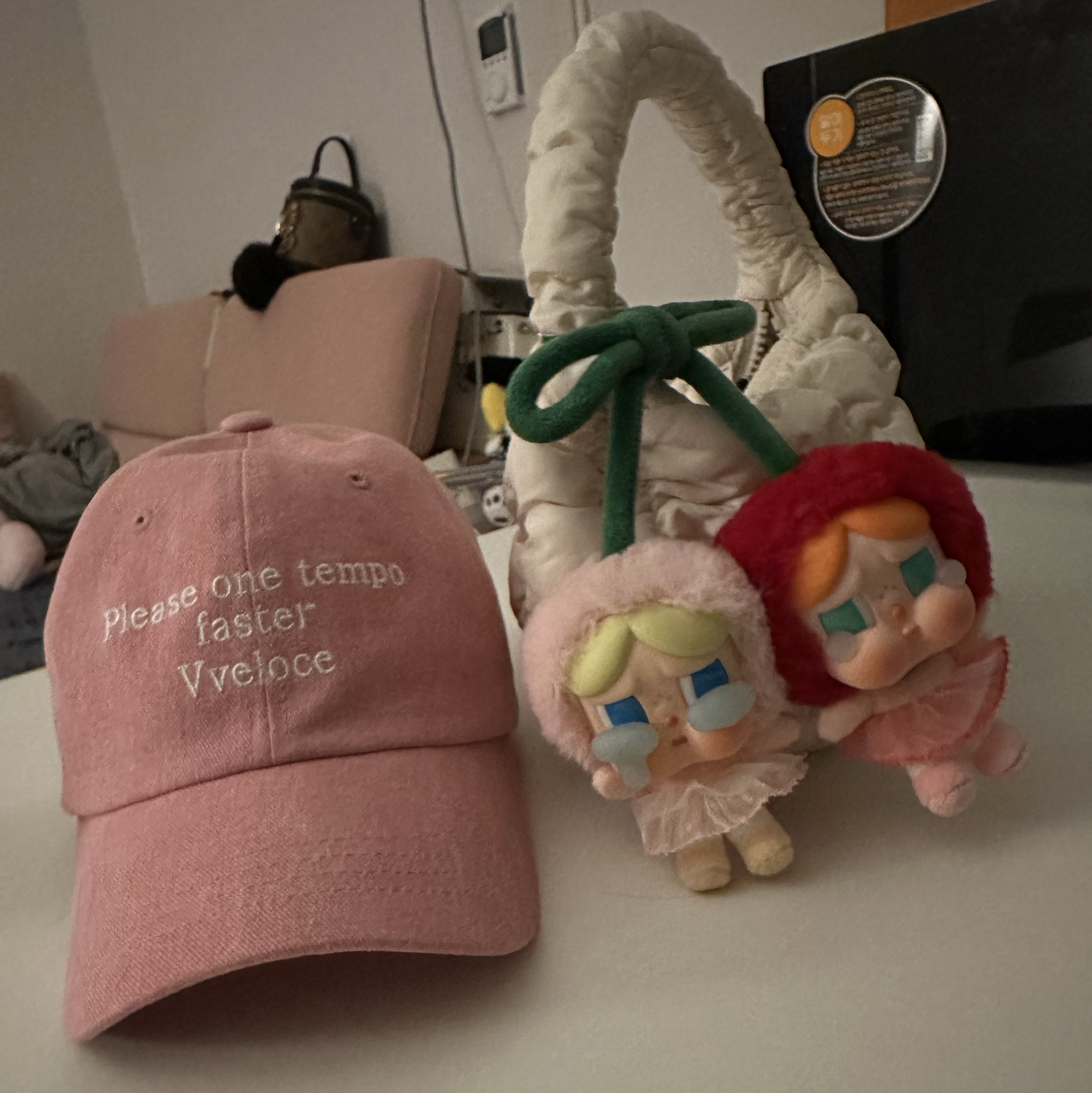 Pop Mart Crybaby Crying For Love Series Vinyl Plush, COS Quilted Micro Bag Off White 착용 스타일 - 1