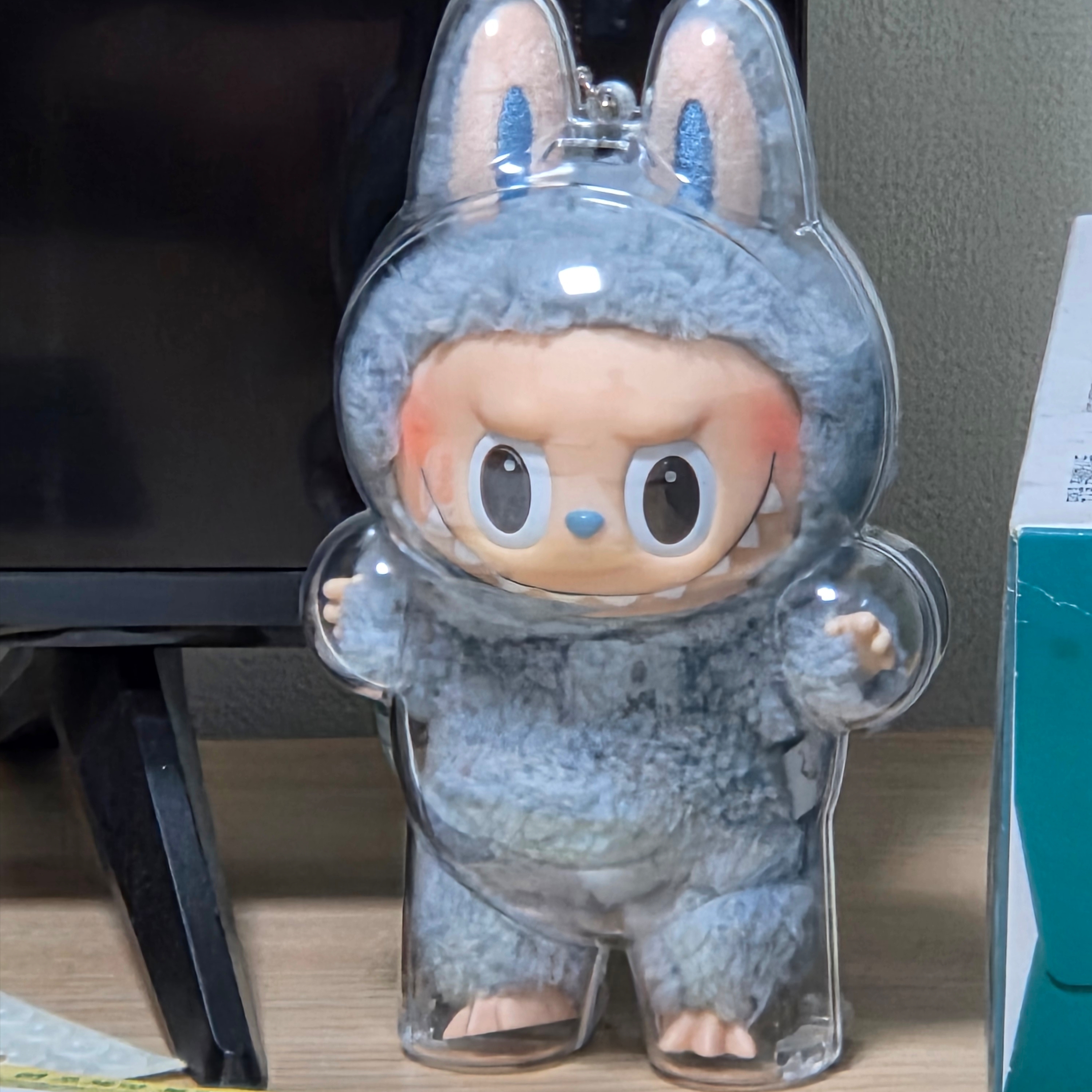 Pop Mart Labubu The Monsters Labubu Tasty Macarons Series Sea Salt Coconut Keyring 착용 스타일