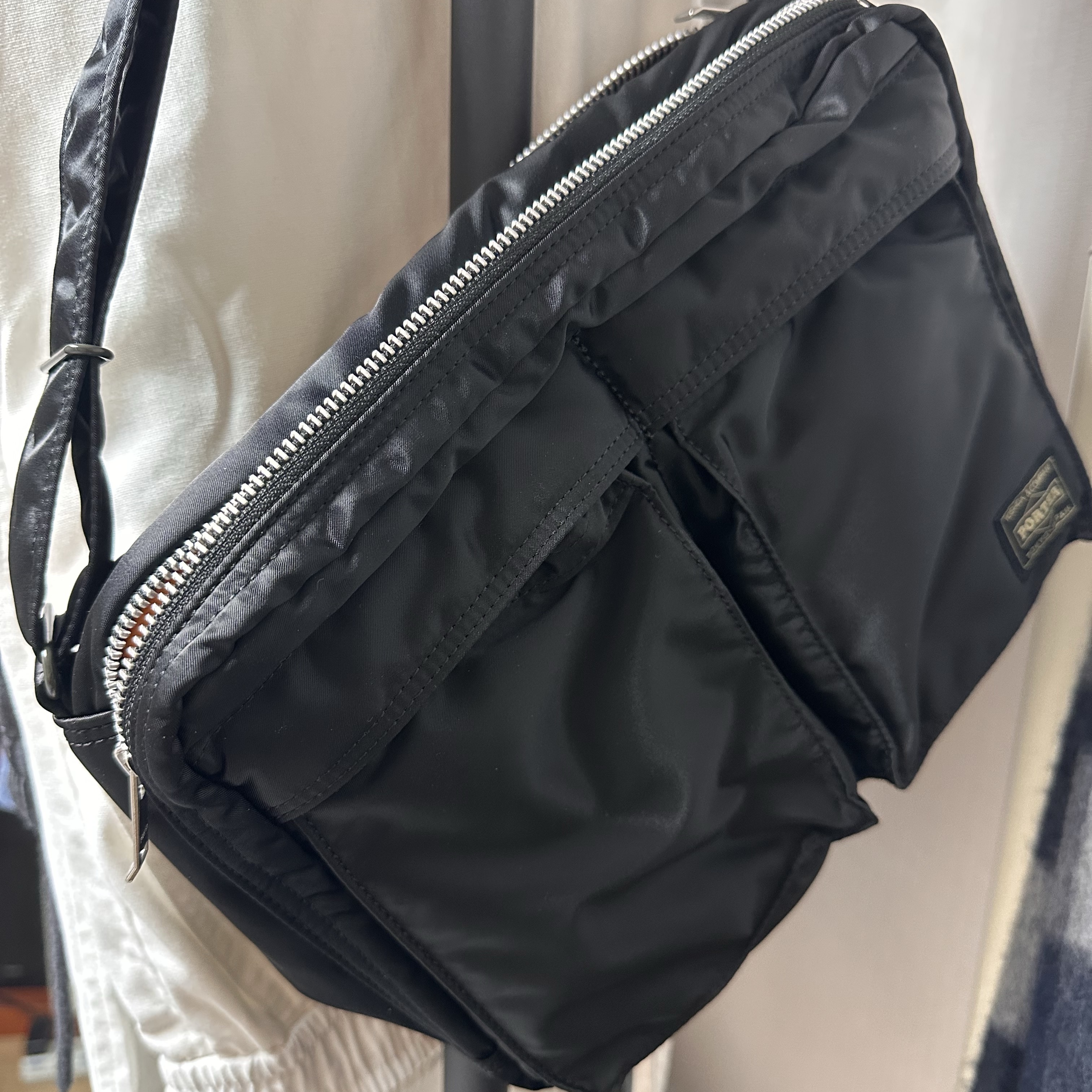 Porter All New Tanker Sling Bag Zip L Black 착용 스타일 - 1