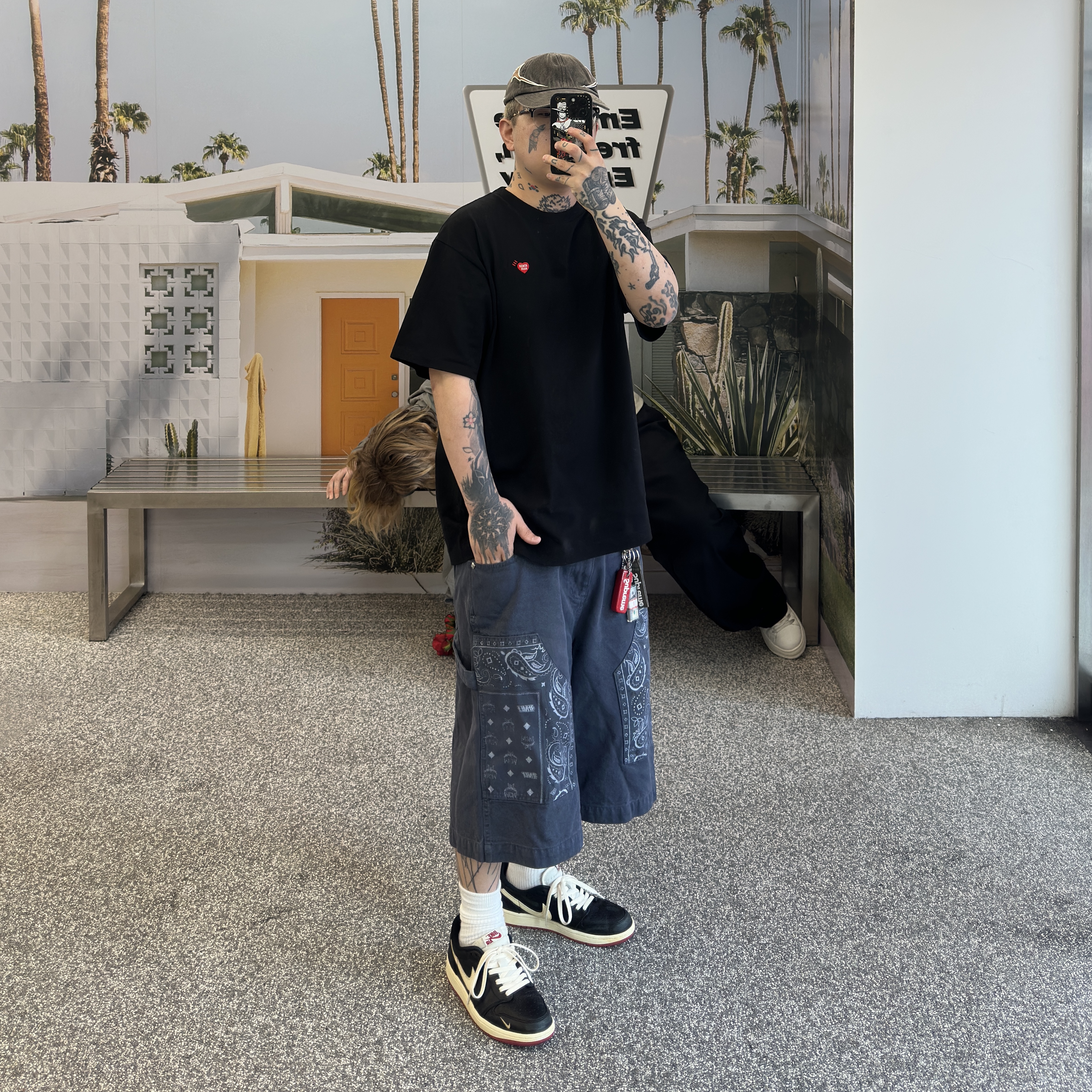 Jordan 1 x Nigel Sylvester Retro Low OG Better With Time, MCM x Kasina Cotton Oxford Bermuda Shorts Washed Navy 착용 스타일 - 1