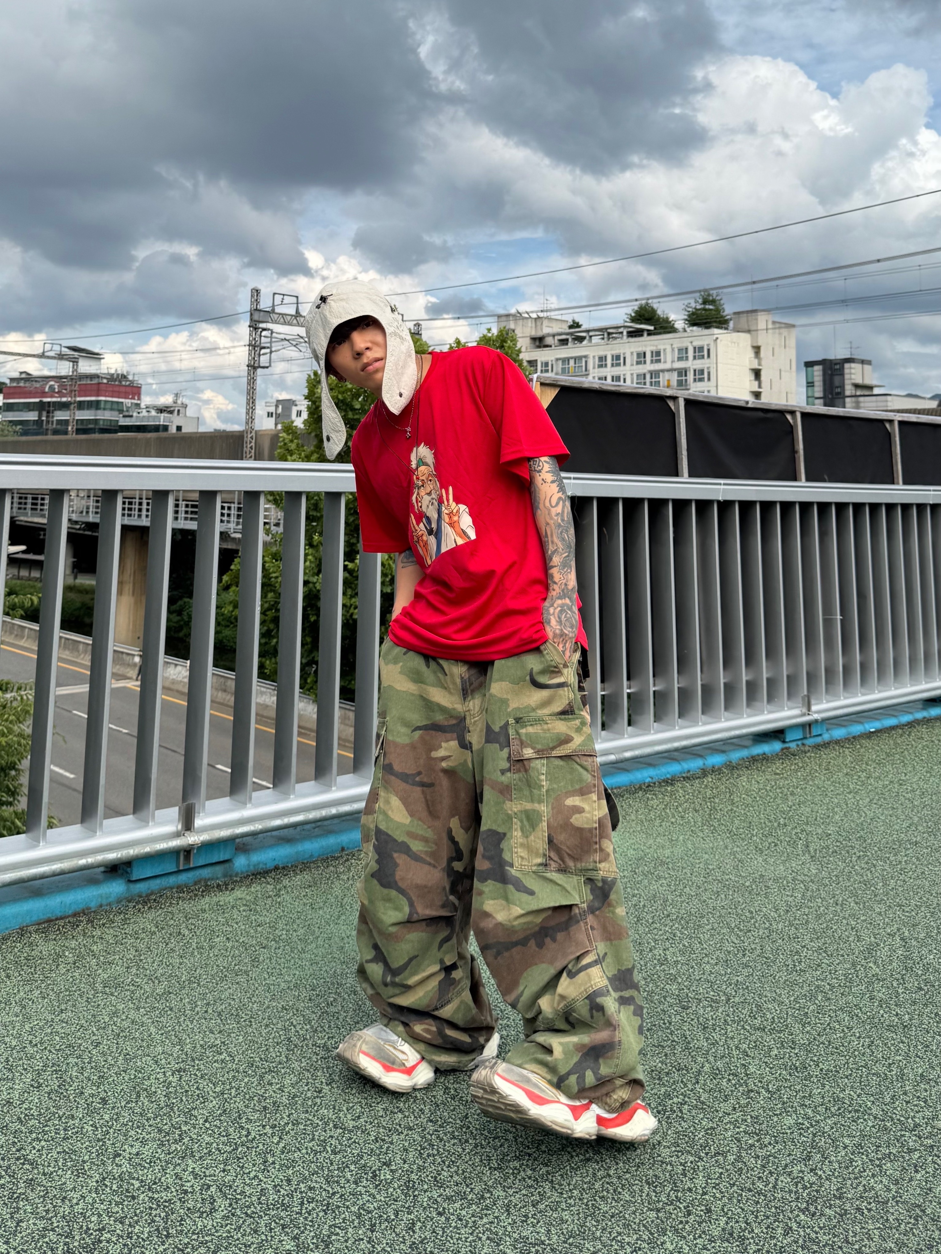 NOD Stone Washed Cargo Pants Camo, Balenciaga Cargo Sneakers White Grey 착용 스타일 - 1