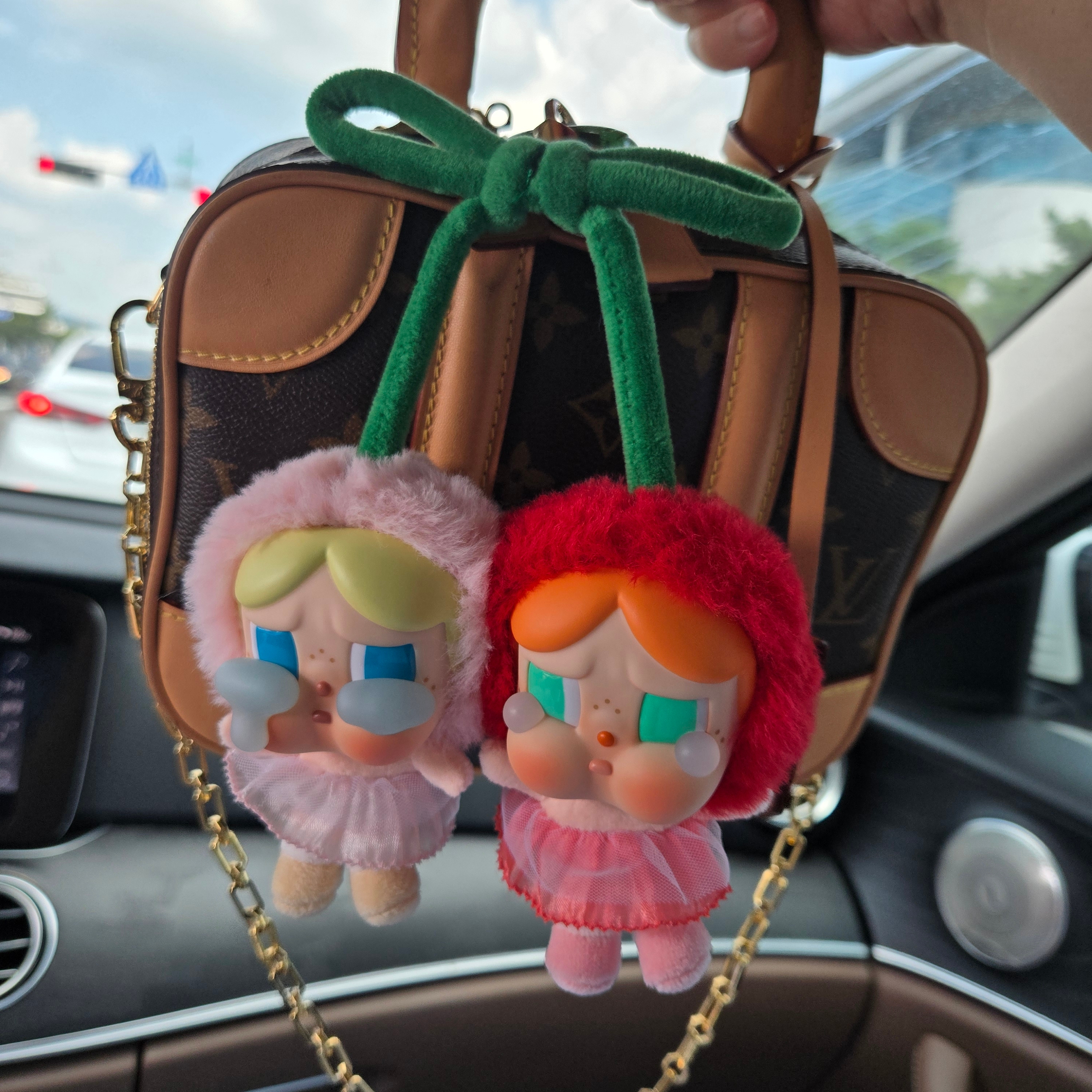 Pop Mart Crybaby Crying For Love Series Vinyl Plush 착용 스타일