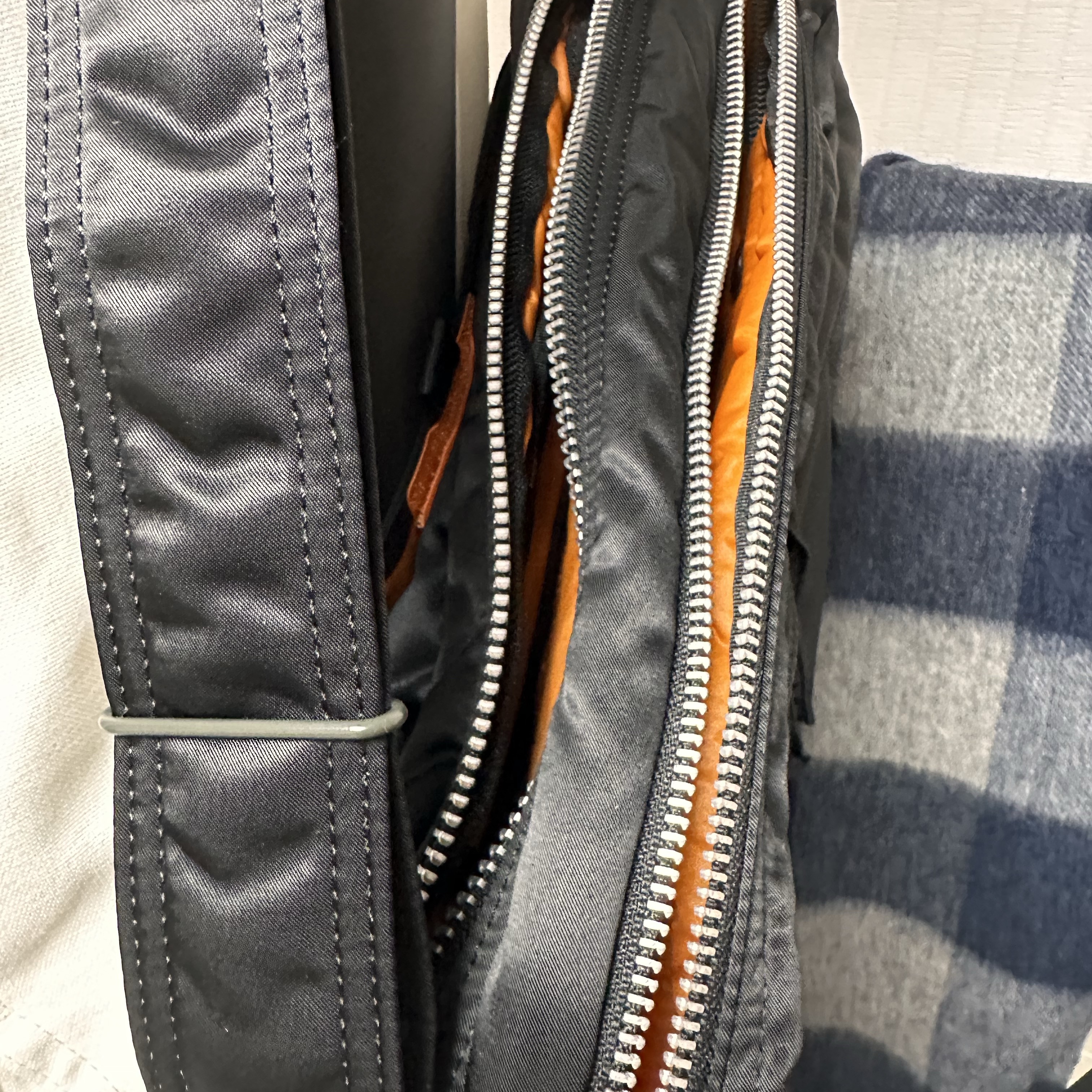 Porter All New Tanker Sling Bag Zip L Black 착용 스타일 - 2