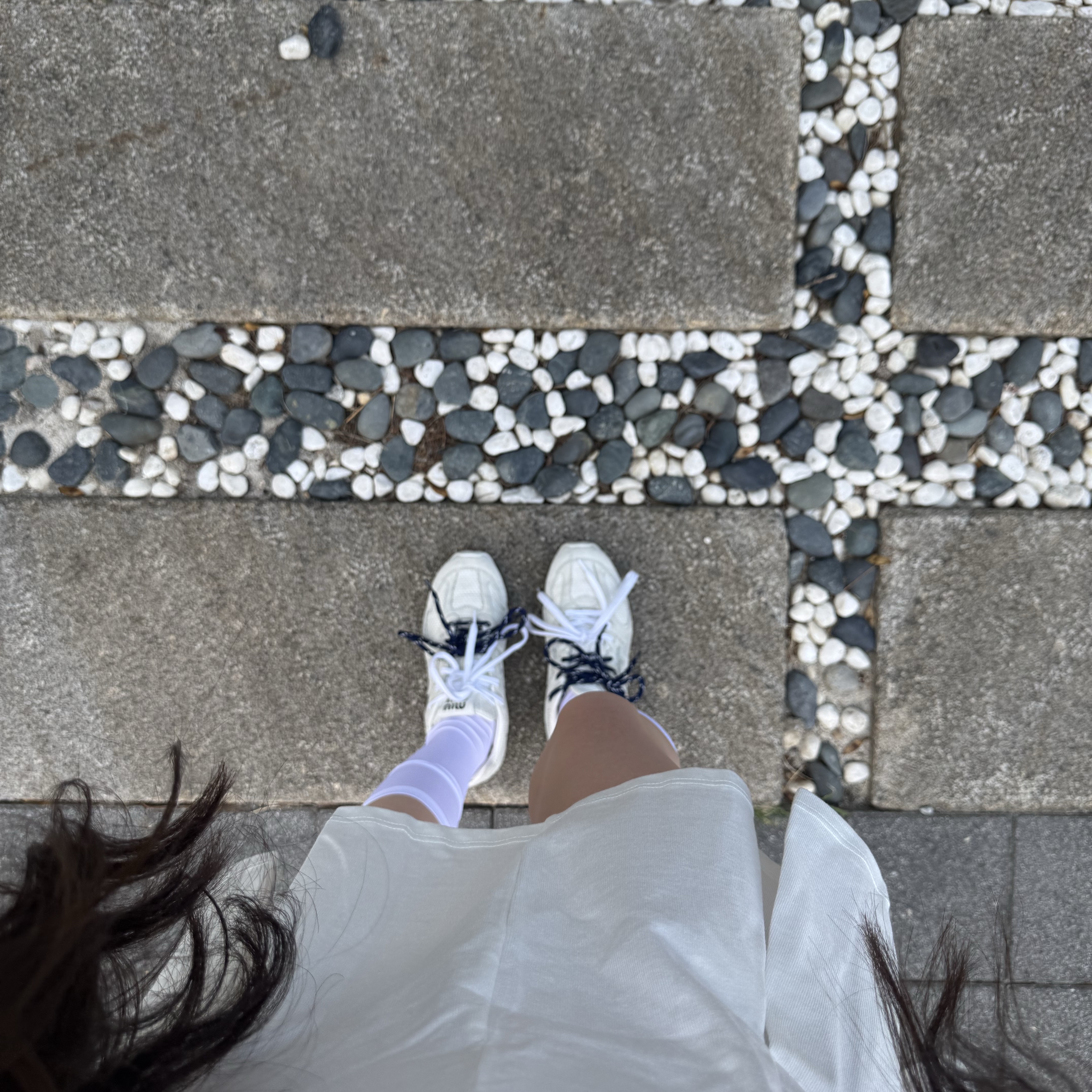 (W) New Balance x Miu Miu 530 Suede Mesh Sneakers White 착용 스타일 - 2