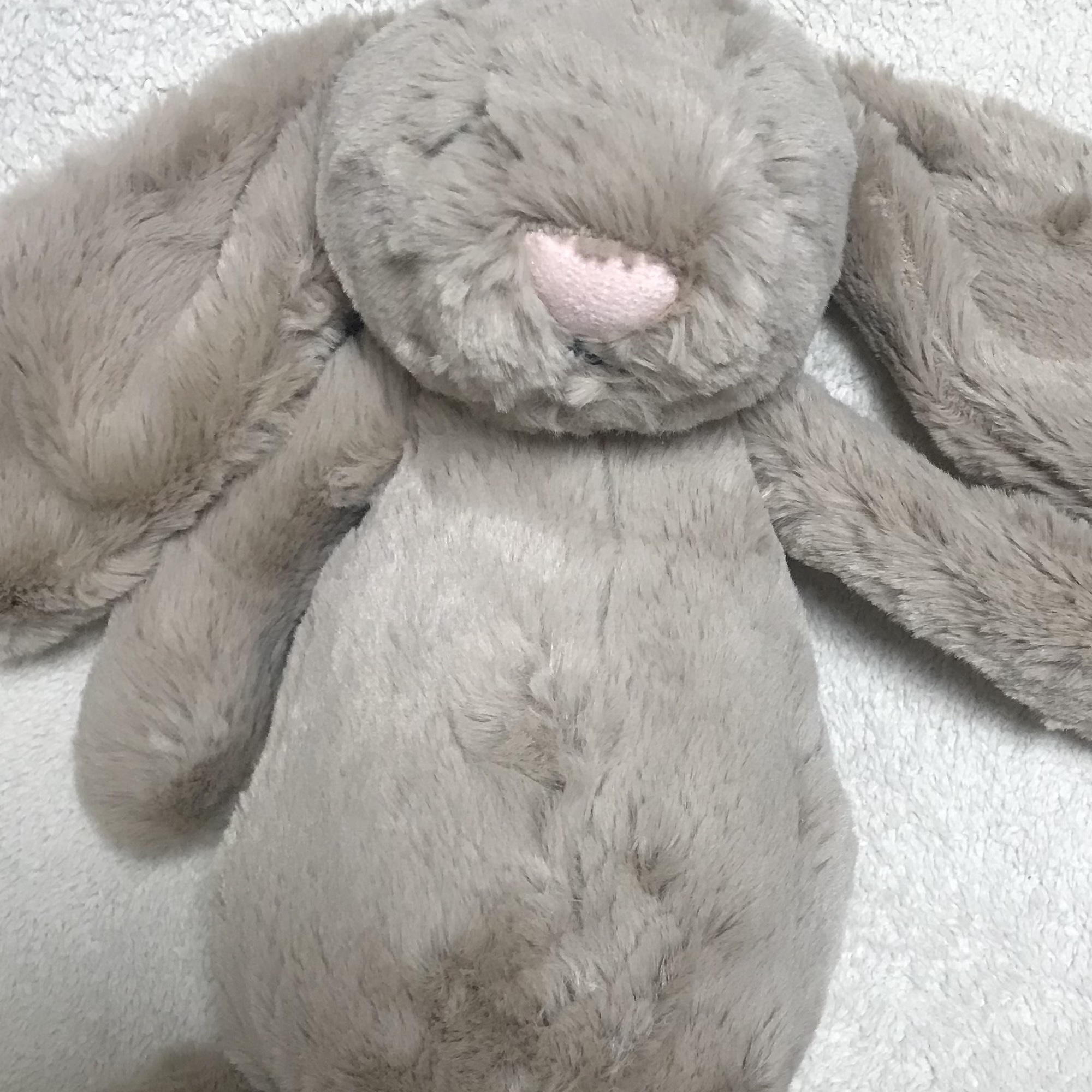 Jellycat Bashful Bunny Medium Beige 착용 스타일