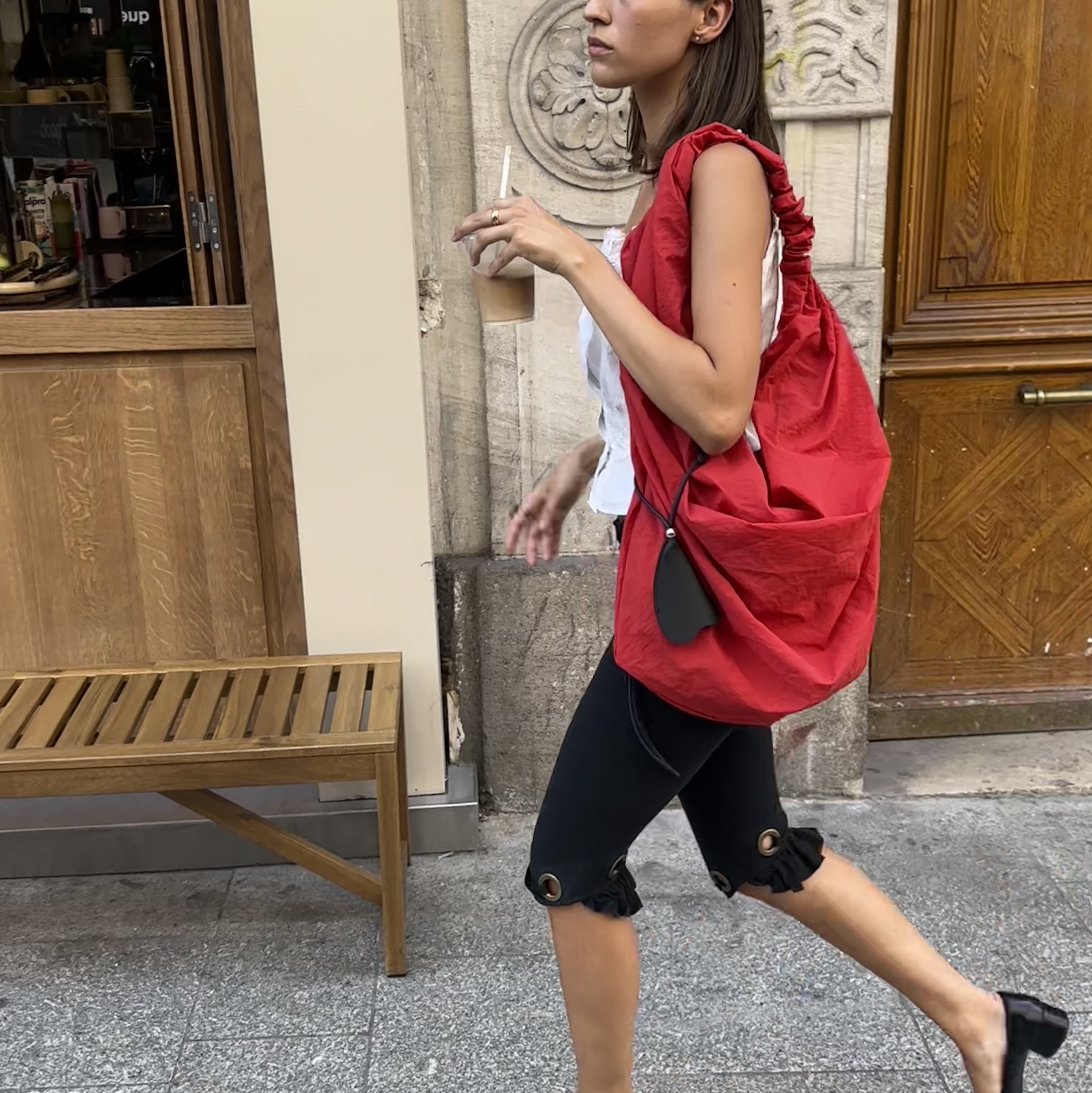 ACOC Large Tangle Twist Bag_Red 착용 스타일 - 2