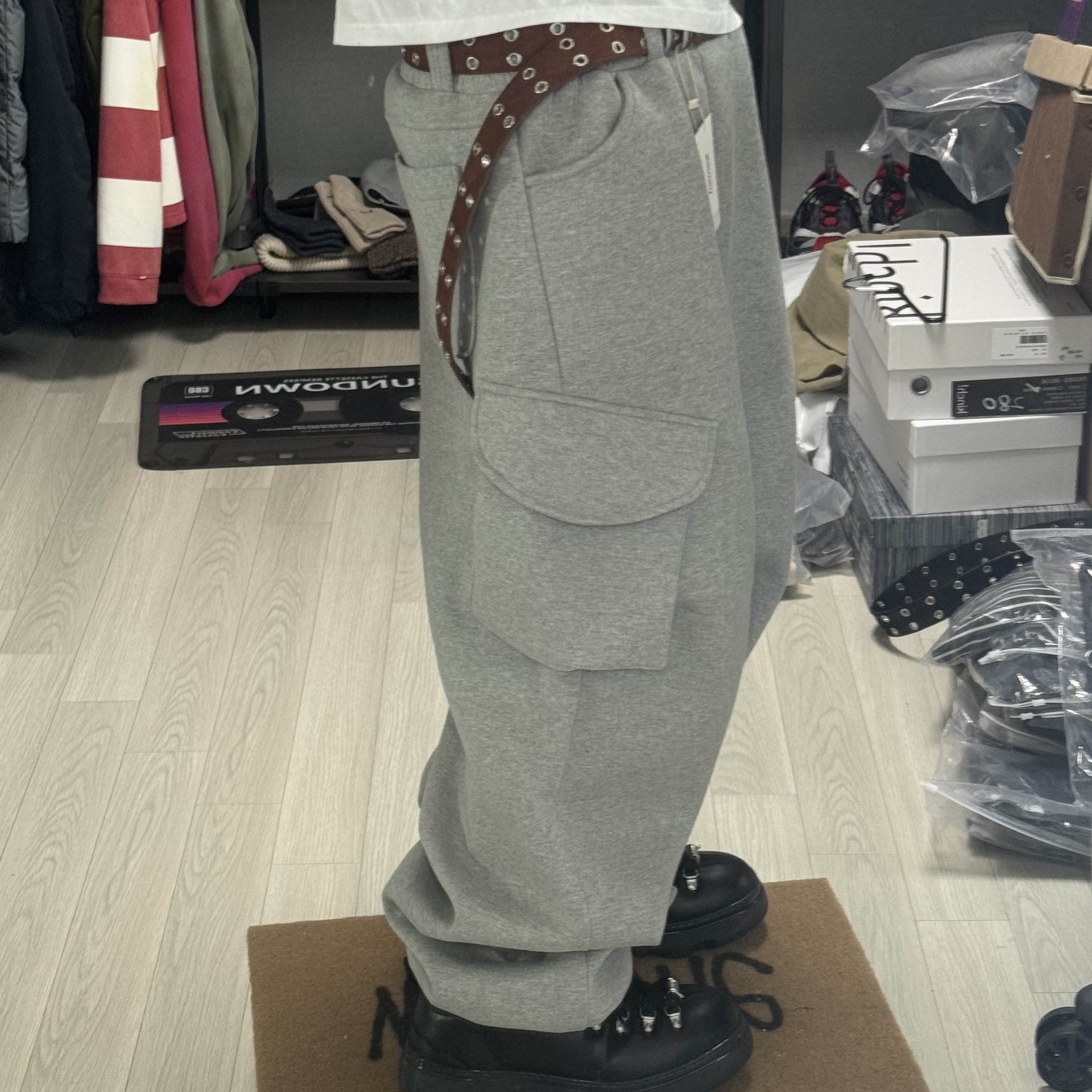 [KREAM Exclusive] Kamien x MJD Double Hole Belt Suede Brown, MJD X KOIN SEOUL Wide Cargo Sweat Pants 착용 스타일