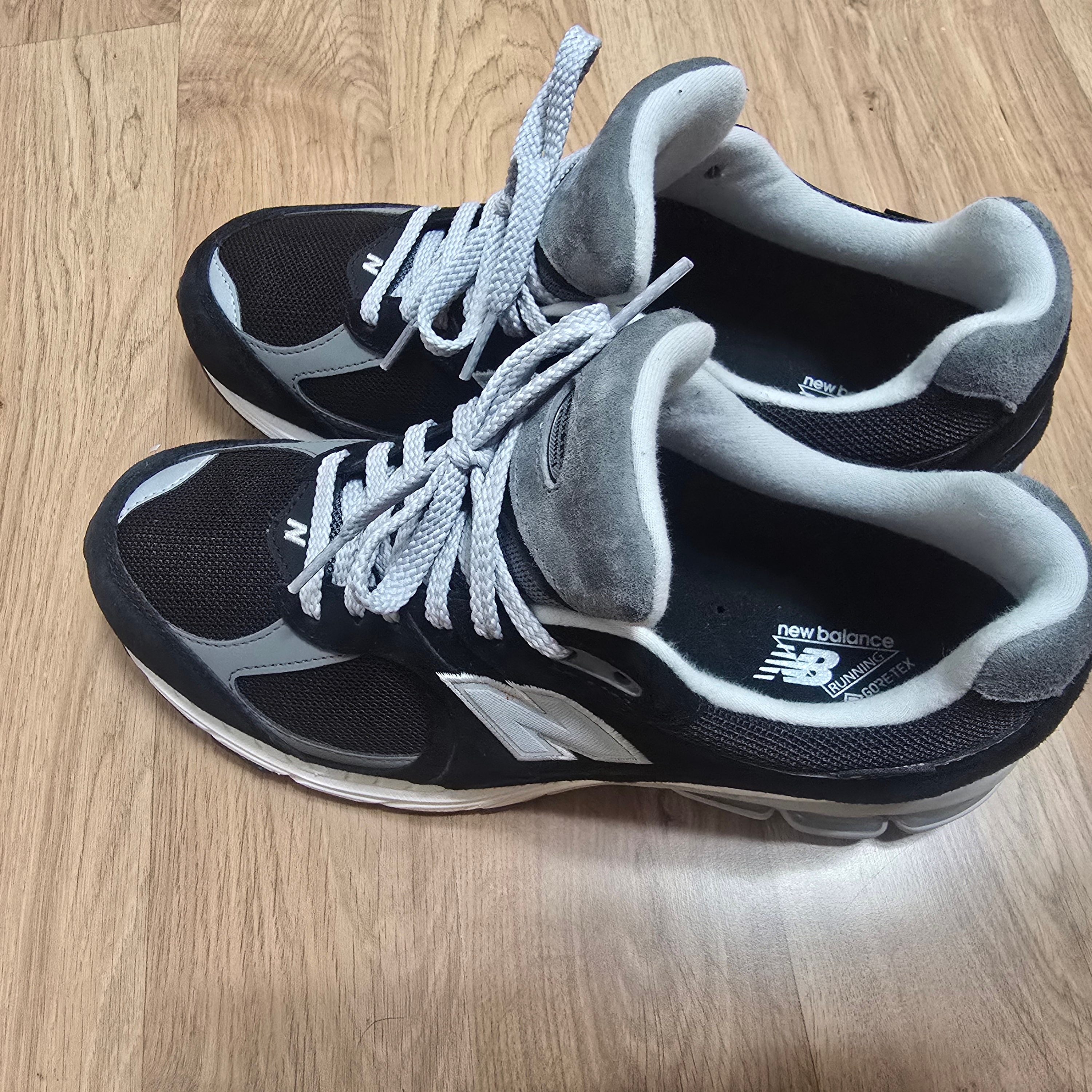 New Balance 2002R Gore-Tex Black Silver Metalic 착용 스타일